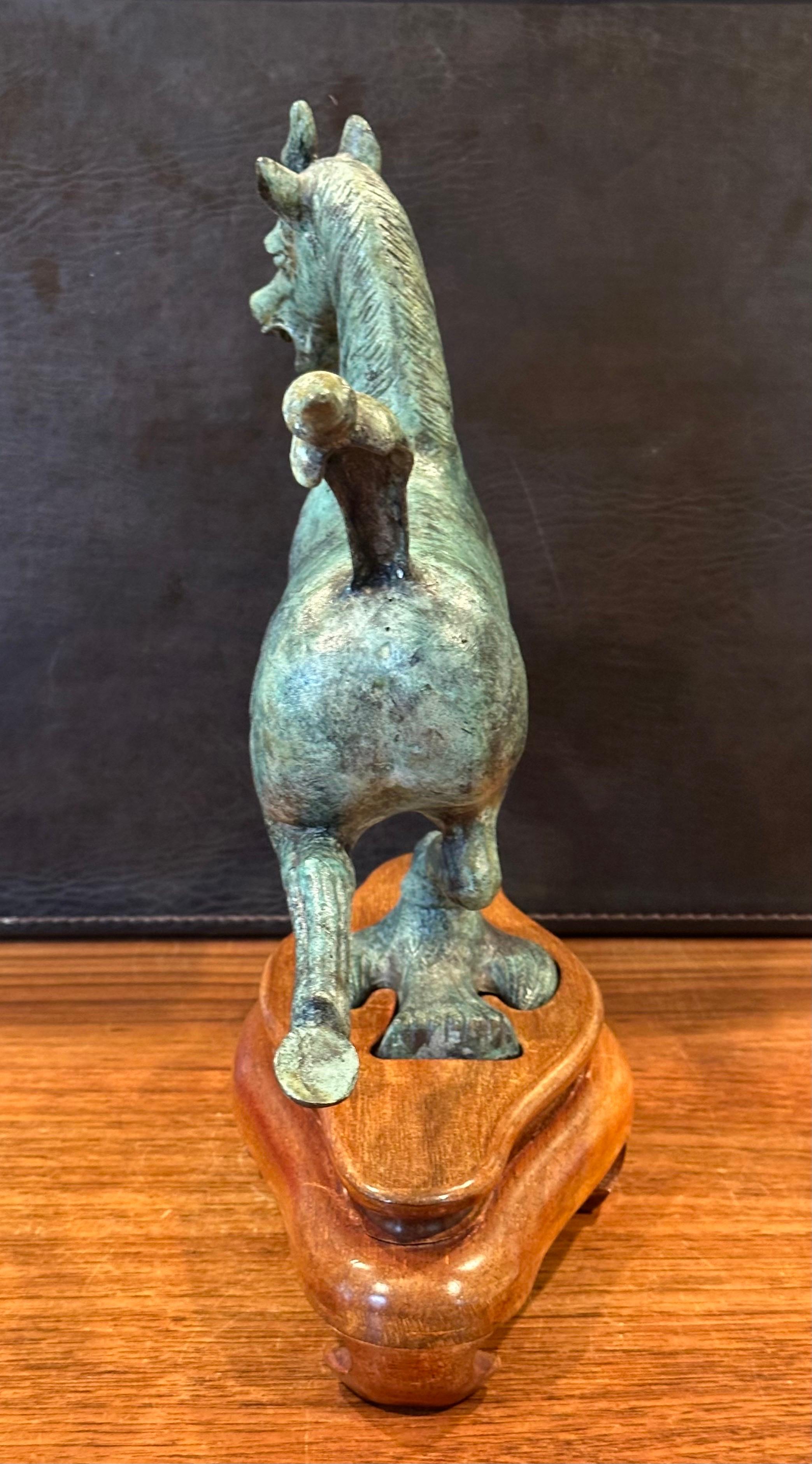 XX secolo Scultura di cavallo cinese T'ang in bronzo Verdigris su base di Wood in vendita