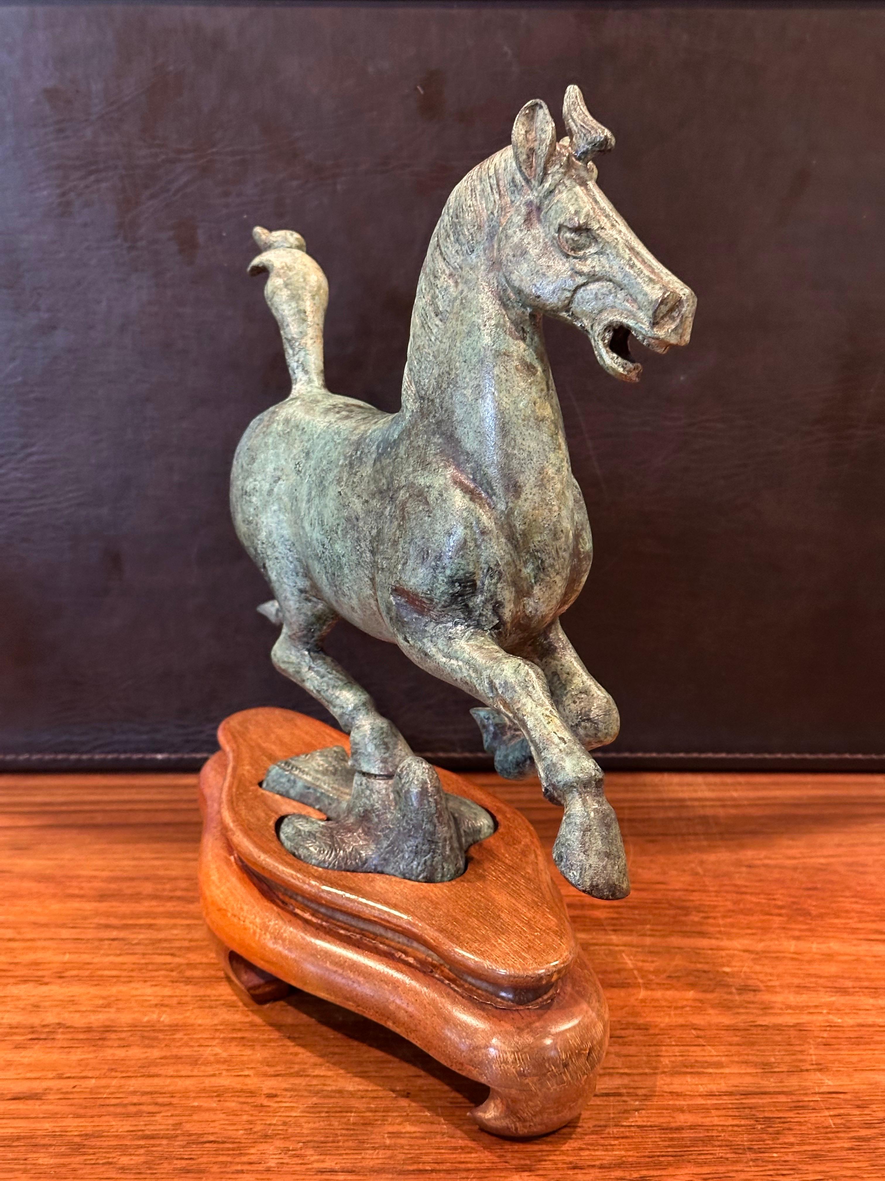 Bronzo Scultura di cavallo cinese T'ang in bronzo Verdigris su base di Wood in vendita