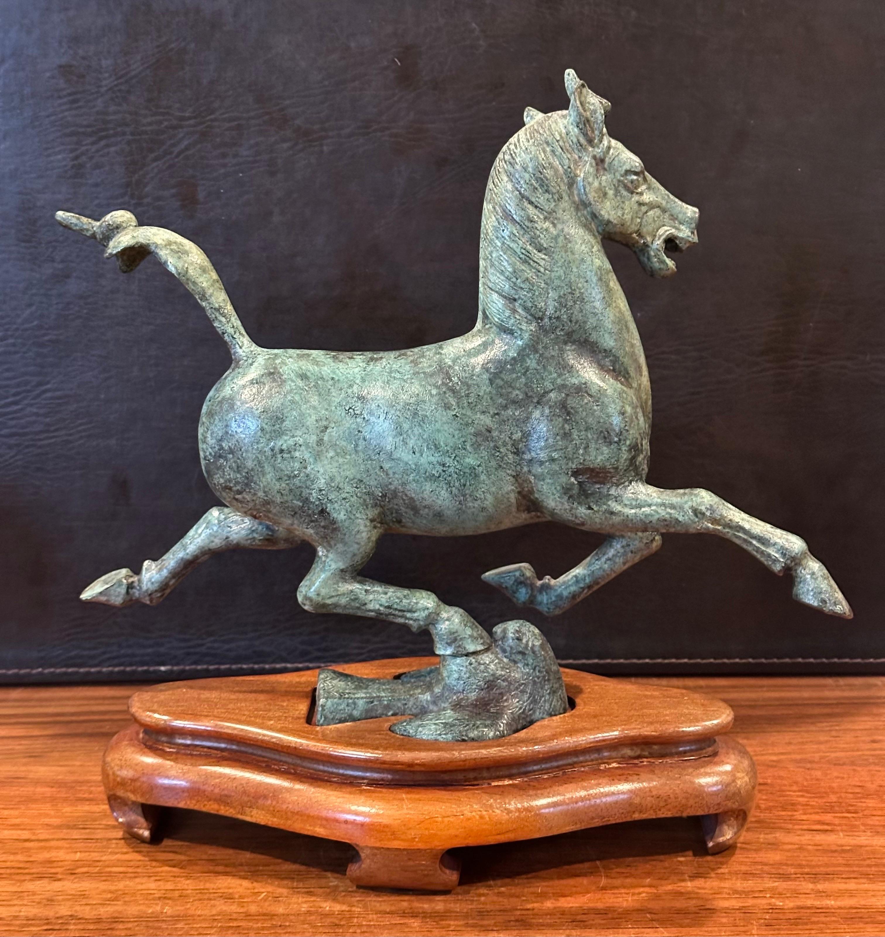 Scultura di cavallo cinese T'ang in bronzo Verdigris su base di Wood in vendita 1