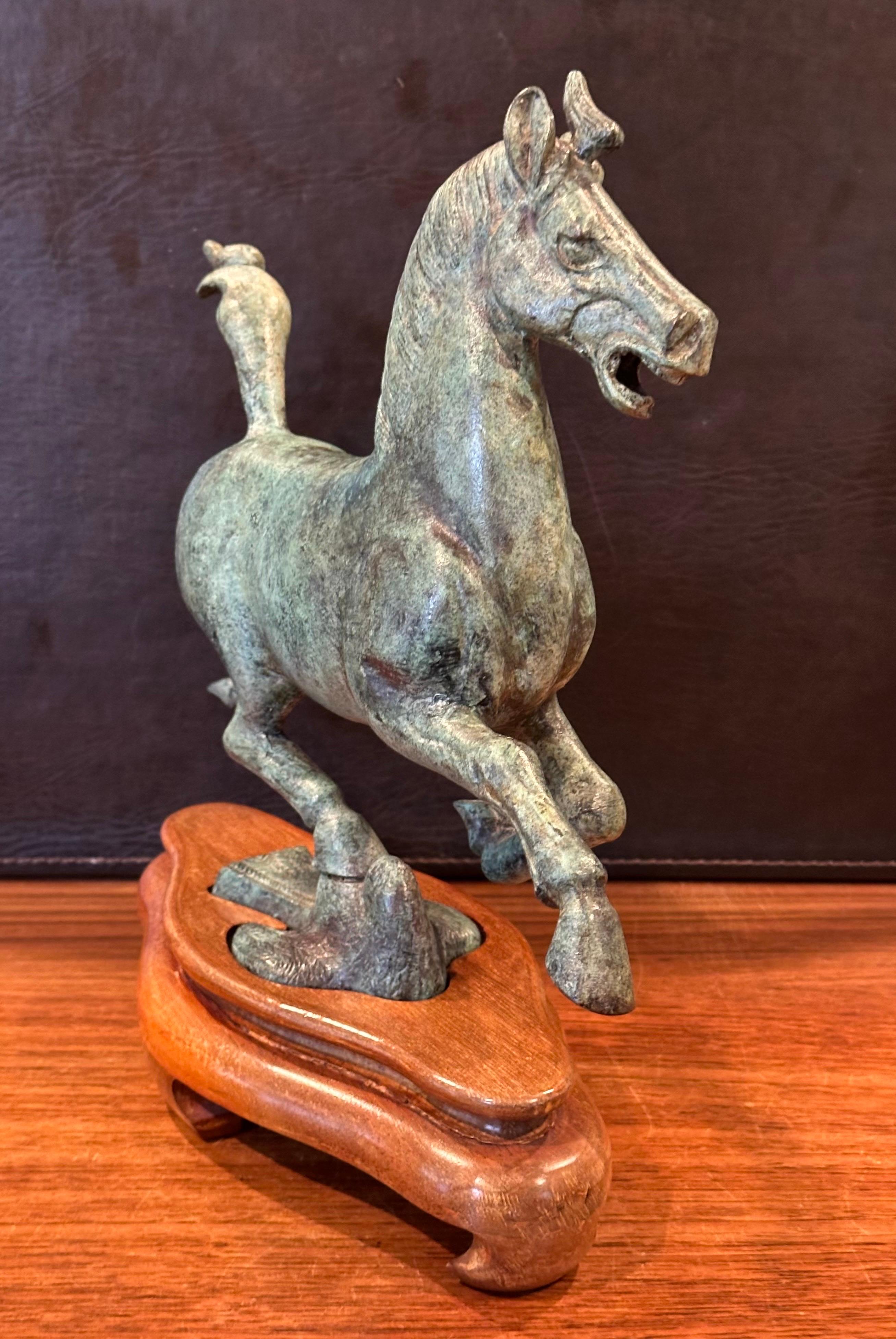 Scultura di cavallo cinese T'ang in bronzo Verdigris su base di Wood in vendita 2
