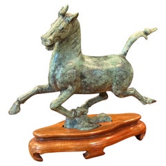 Sculpture chinoise en bronze vert-de-gris, cheval T'ang, sur socle en Wood