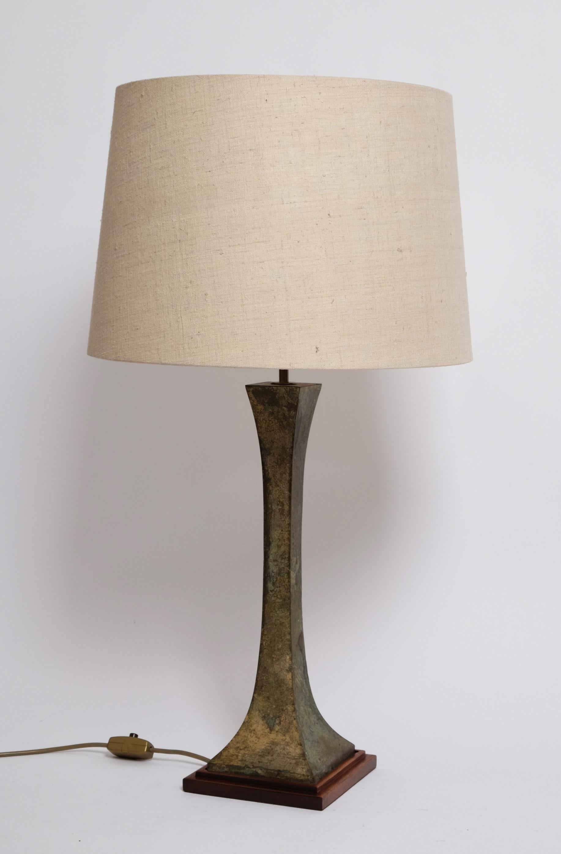 Exceptional Mid-Century Modern bronze Verdigris table lamp. Designed by Stewart Ross James and manufactured by Hansen Lighting, USA 1960s.

The piece is in a wonderful vintage and 100% original condition. Lampshade with slight signs of