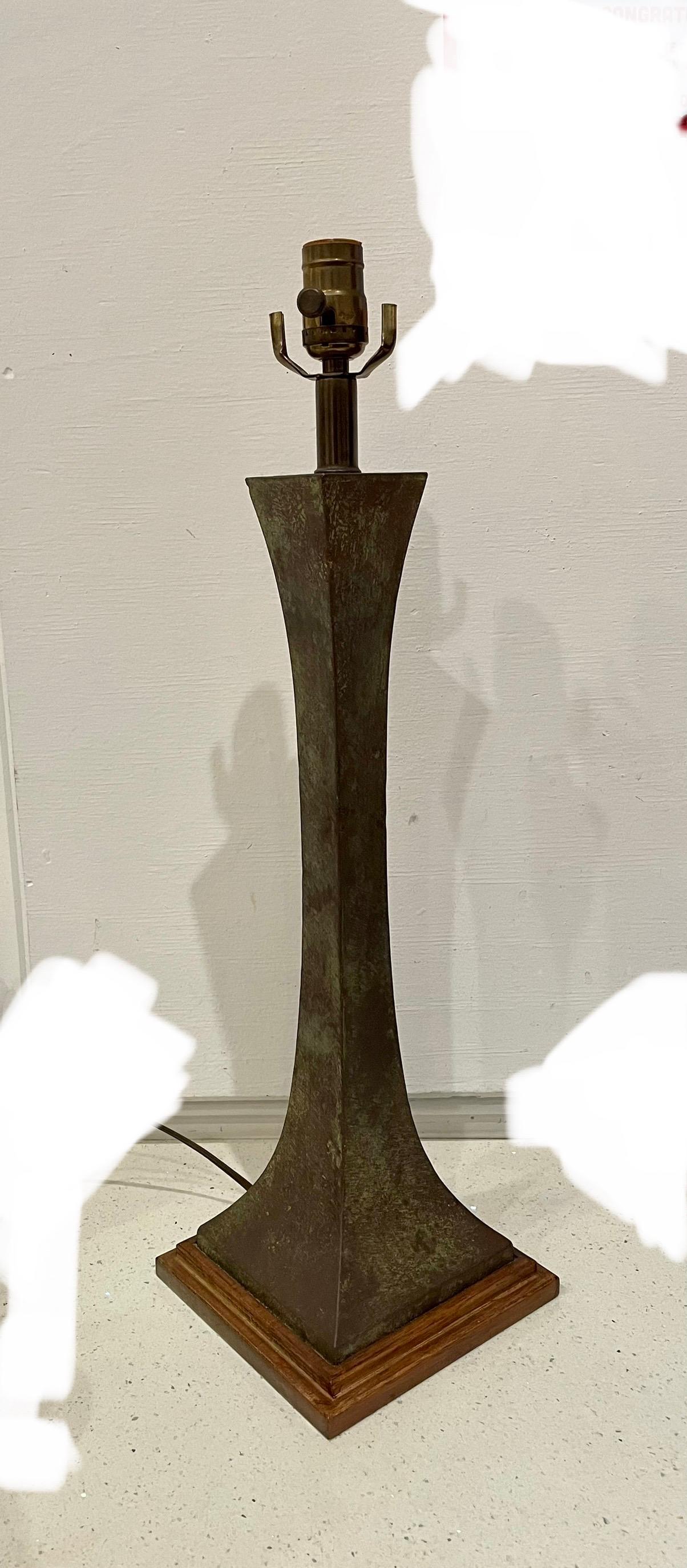 Exceptional Mid-Century Modern bronze Verdigris table lamp. Designed by Stewart Ross James and manufactured by Hansen Lighting, New York, USA, the 1960s. This lamp its sold without a lampshade nice original and working condition.