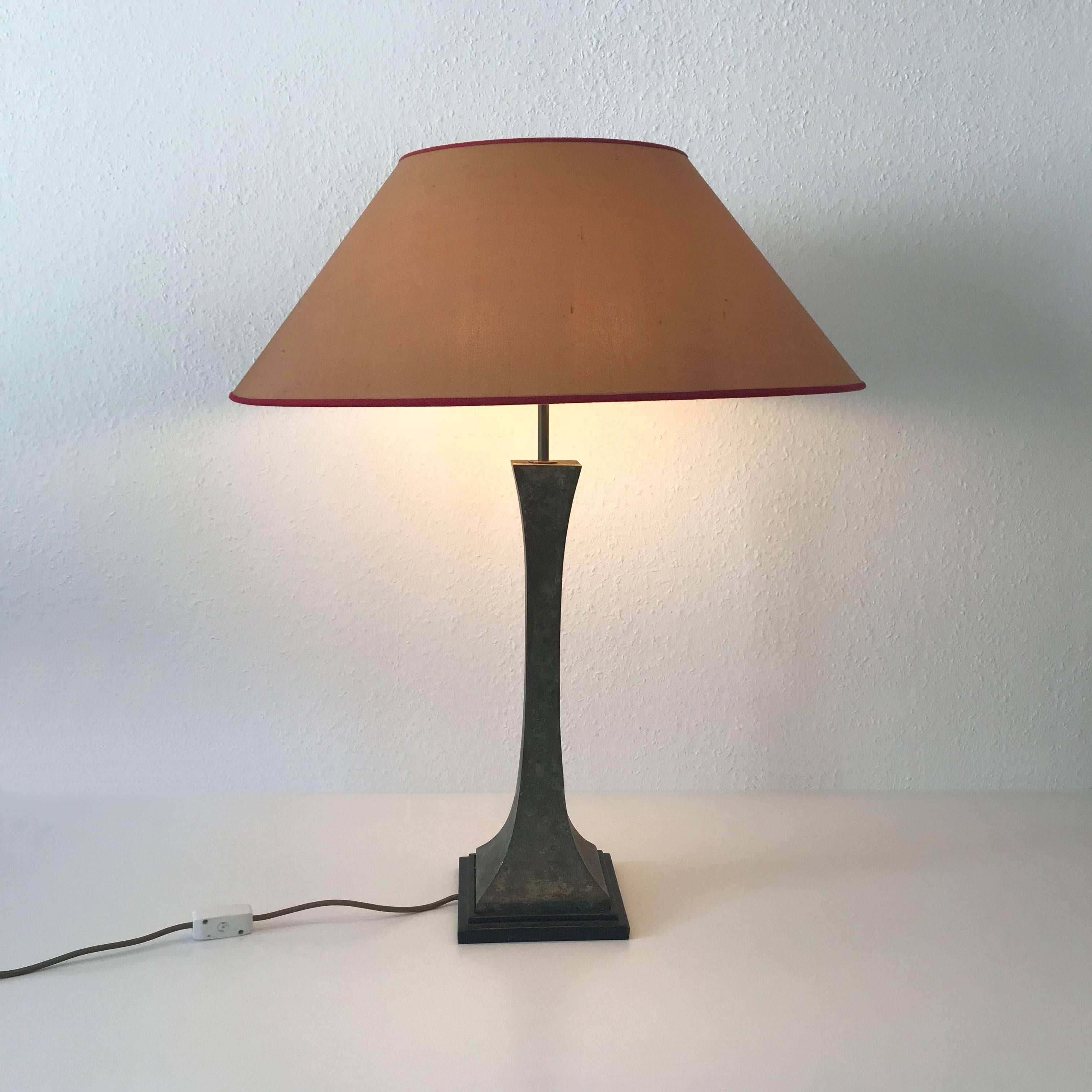 Exceptional Mid-Century Modern bronze Verdigris table lamp. Designed by Stewart Ross James and manufactured by Hansen Lighting, New York, USA, 1960s.
The lamp is executed with two E27 screw fit bulb holders, wired and in working condition. Delivery