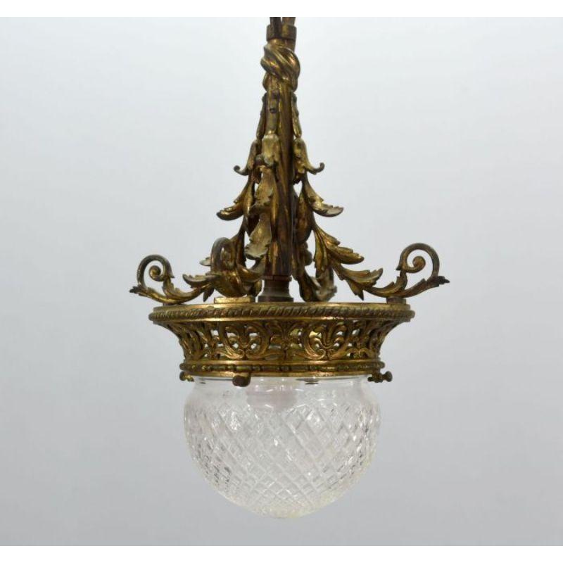 Vestibule chandelier in bronze from the beginning of the 20th century, height dimension with chain 90 cm for a diameter of 34 cm;

Additional information:
Material: Copper & brass, metal & wrought iron, glass & crystal.