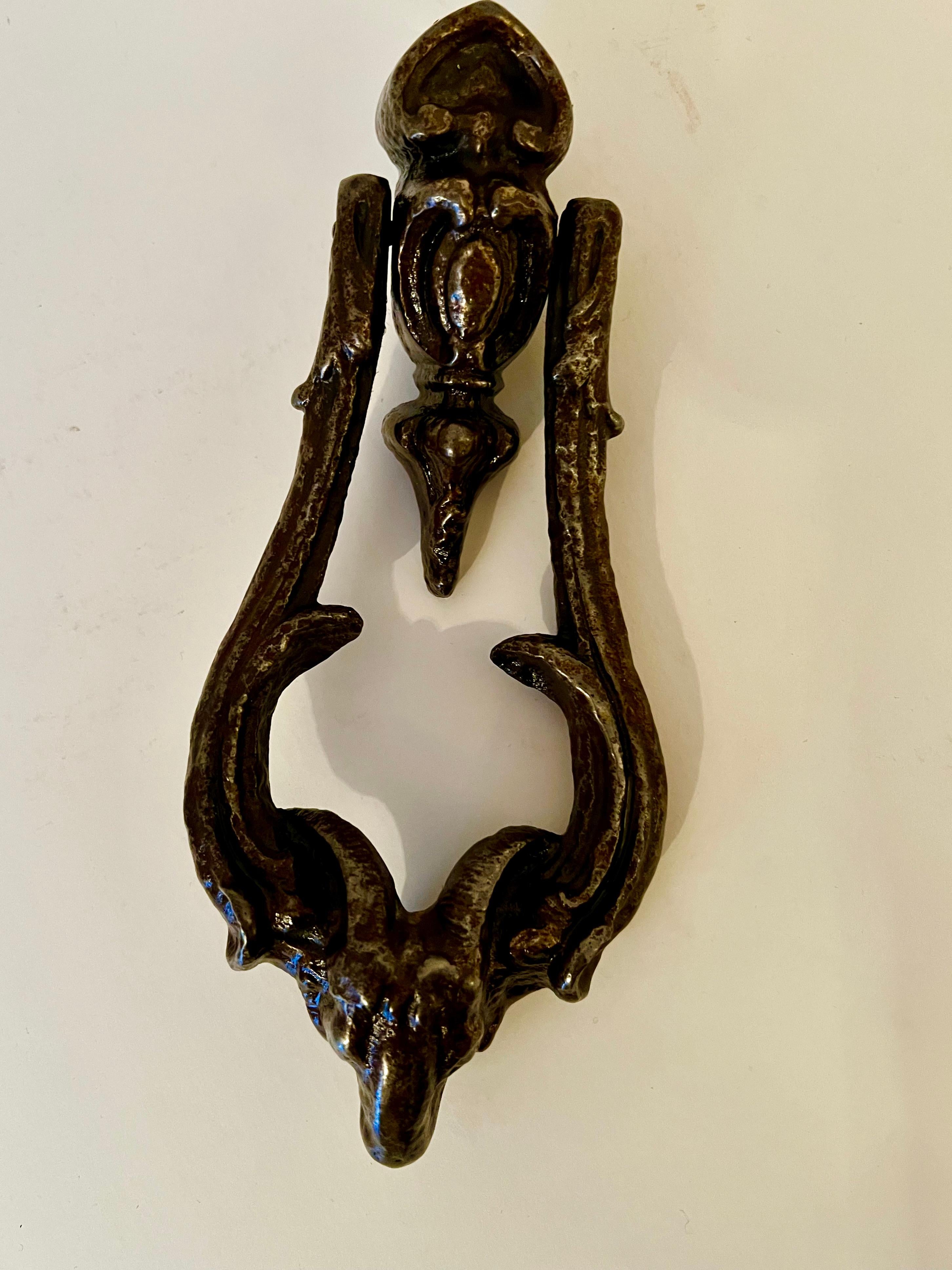Viktorianischer Türklopfer aus Bronze mit Widderverzierung (Frühviktorianisch) im Angebot