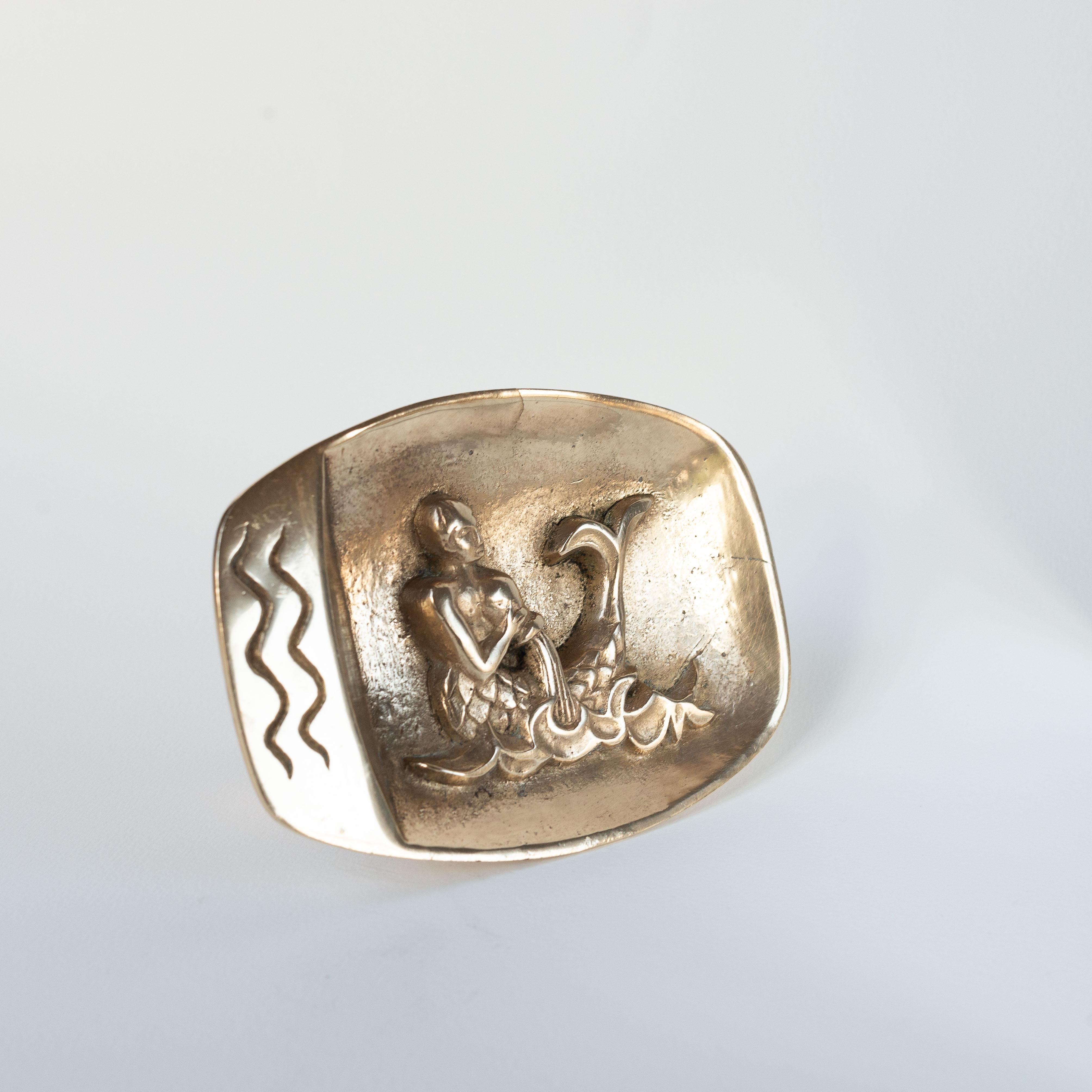 Bronze Vide-Poche Aquarius Zodiac Sign, France 1970s.

Very chic vide-poche figuring the Aquarius sign : a mermaid pouring a pitcher of water into the sea.

The bronze is shiny and in perfect condition !

To add a touch of elegance on a coffee table