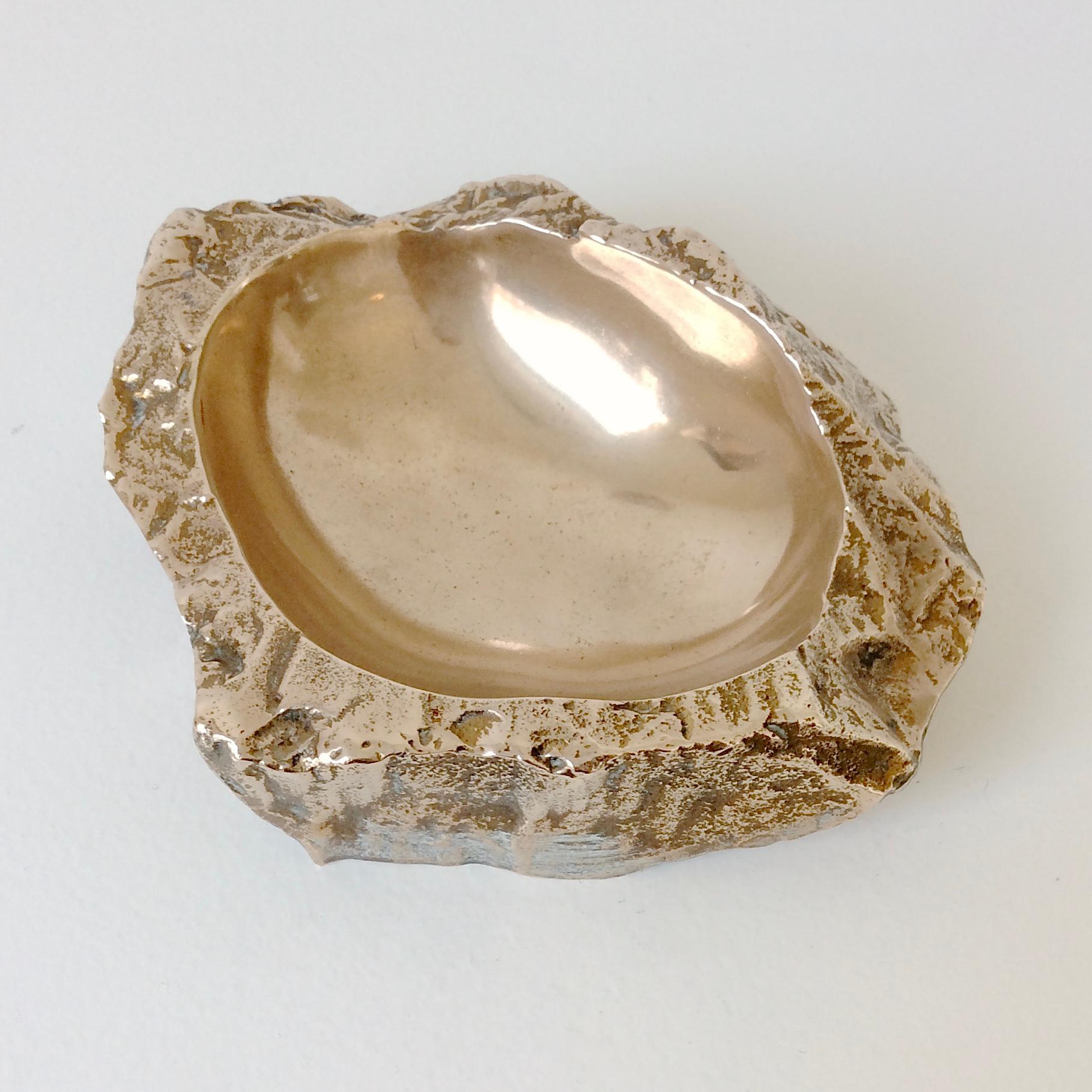 Monique Gerber free-form vide-poche, circa 1970, France.
Polished and non polished bronze, stone effect.
Dimensions: 14 cm W, 12 cm D, 4 cm H.
Good condition
All purchases are covered by our Buyer Protection Guarantee.
This item can be returned