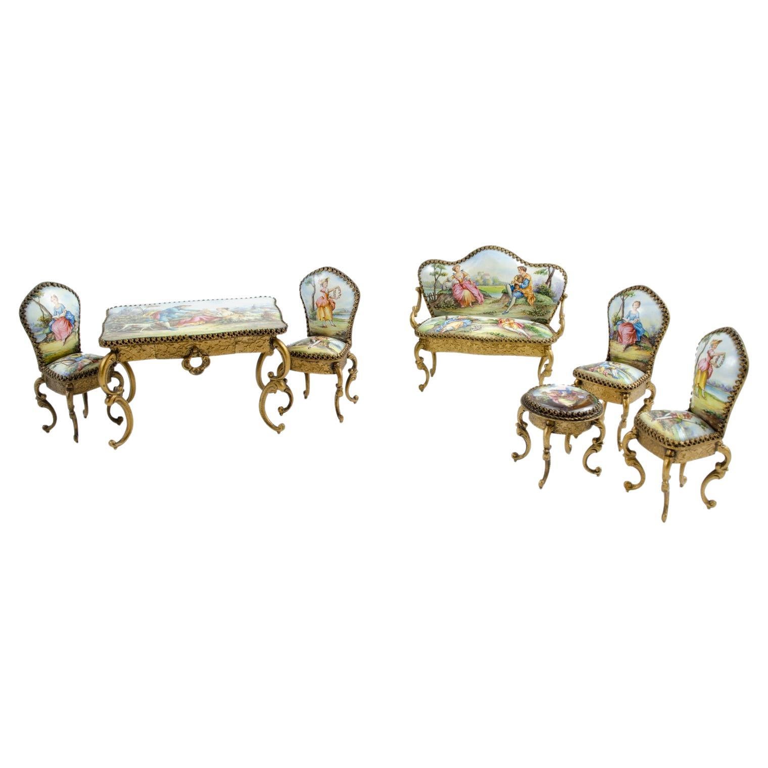 Bronze Vienes miniature living room set
Miniature with enamel
Origin France Circa 1930
Materials Bronze and enamel in perfect condition
Rococo style
7 pieces
The clock does not work
Measurements of the pieces
Large table: 5 cm high, 8 cm wide, 6 cm