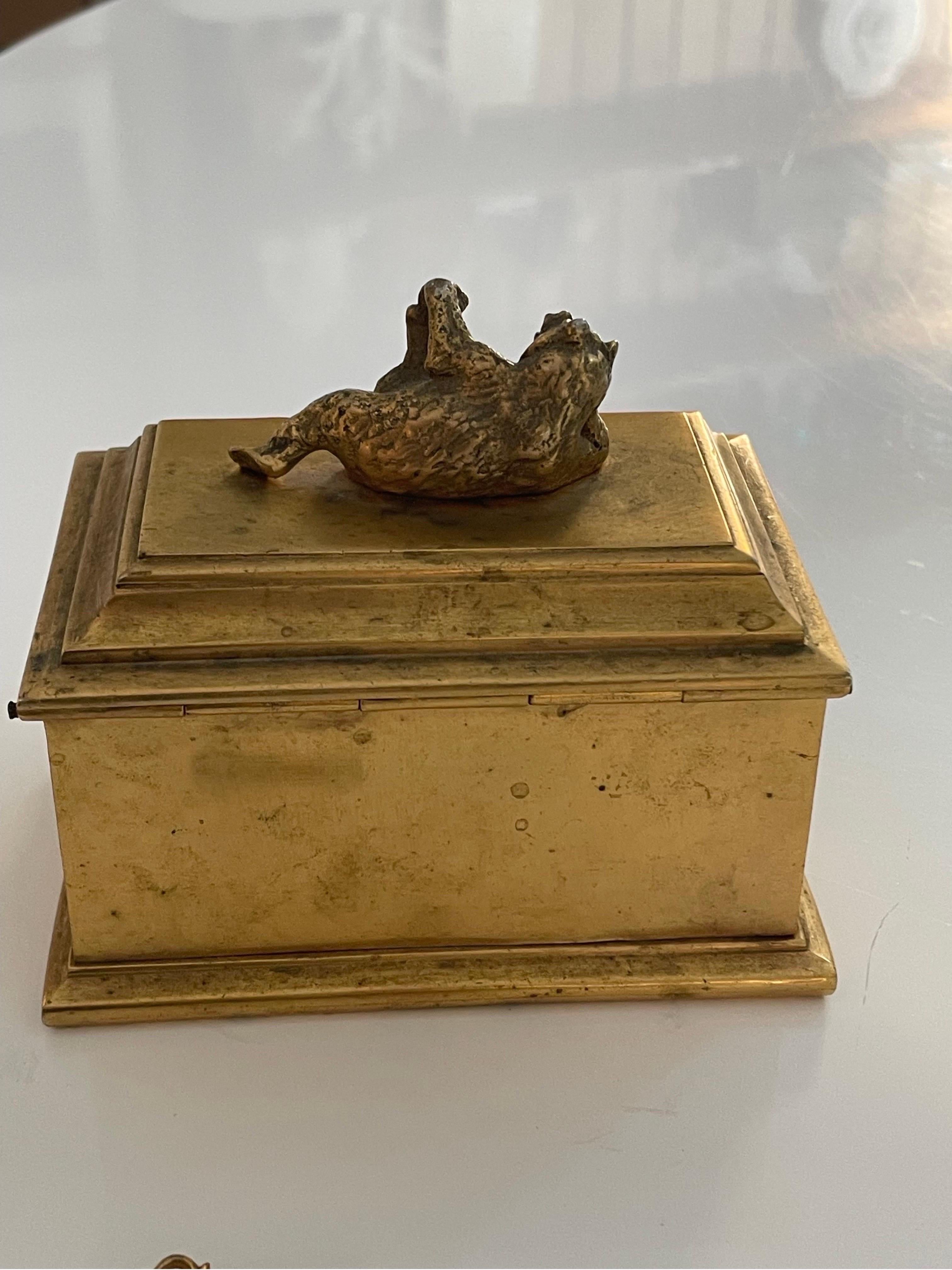 Allemand Boîte vintage ornée d'ours en bronze  en vente