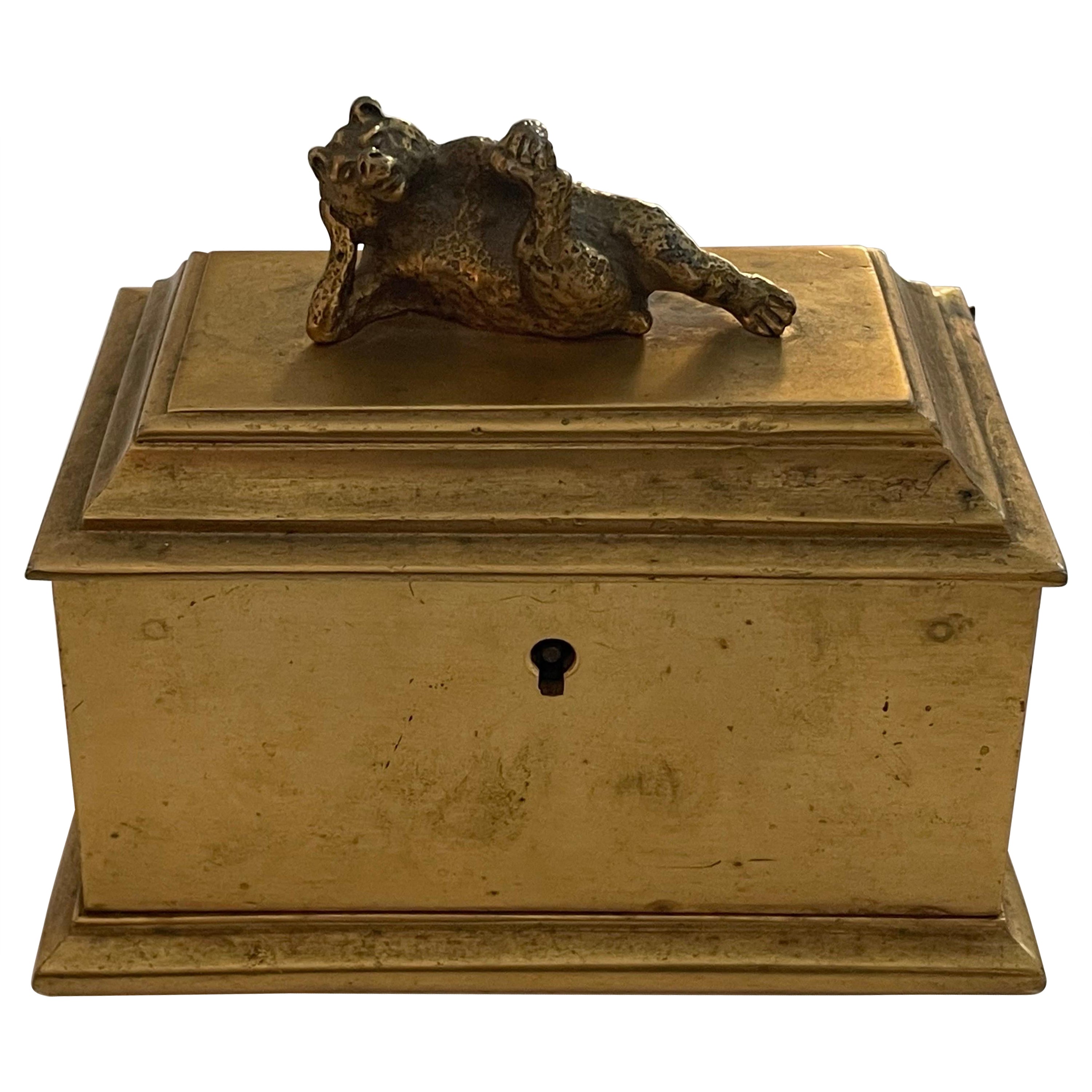 Scatola in bronzo con orso d'epoca