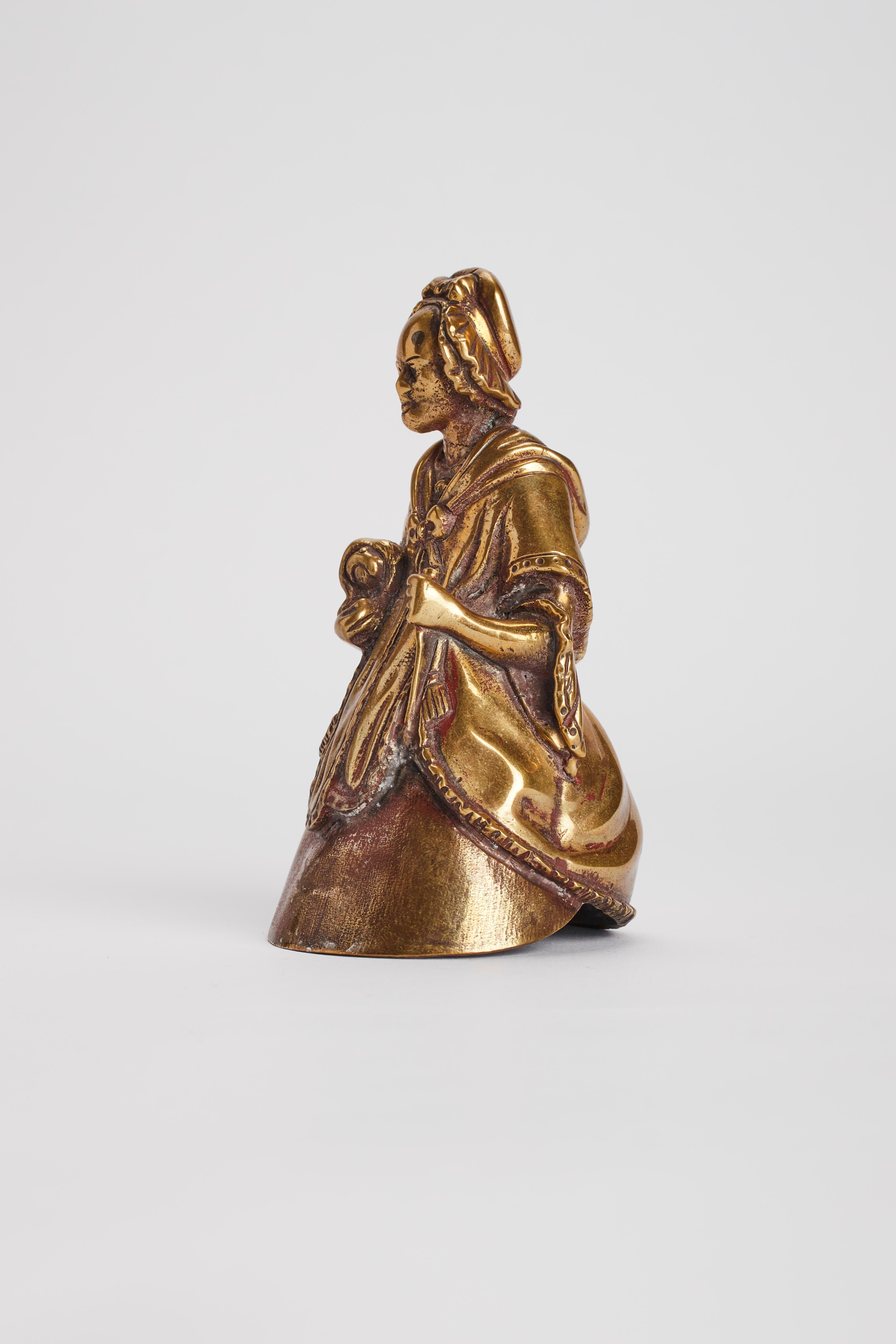 Inglese Campana da tavolo vintage in bronzo, raffigurante una donna anziana con un cane, Londra, Regno Unito 1880. in vendita