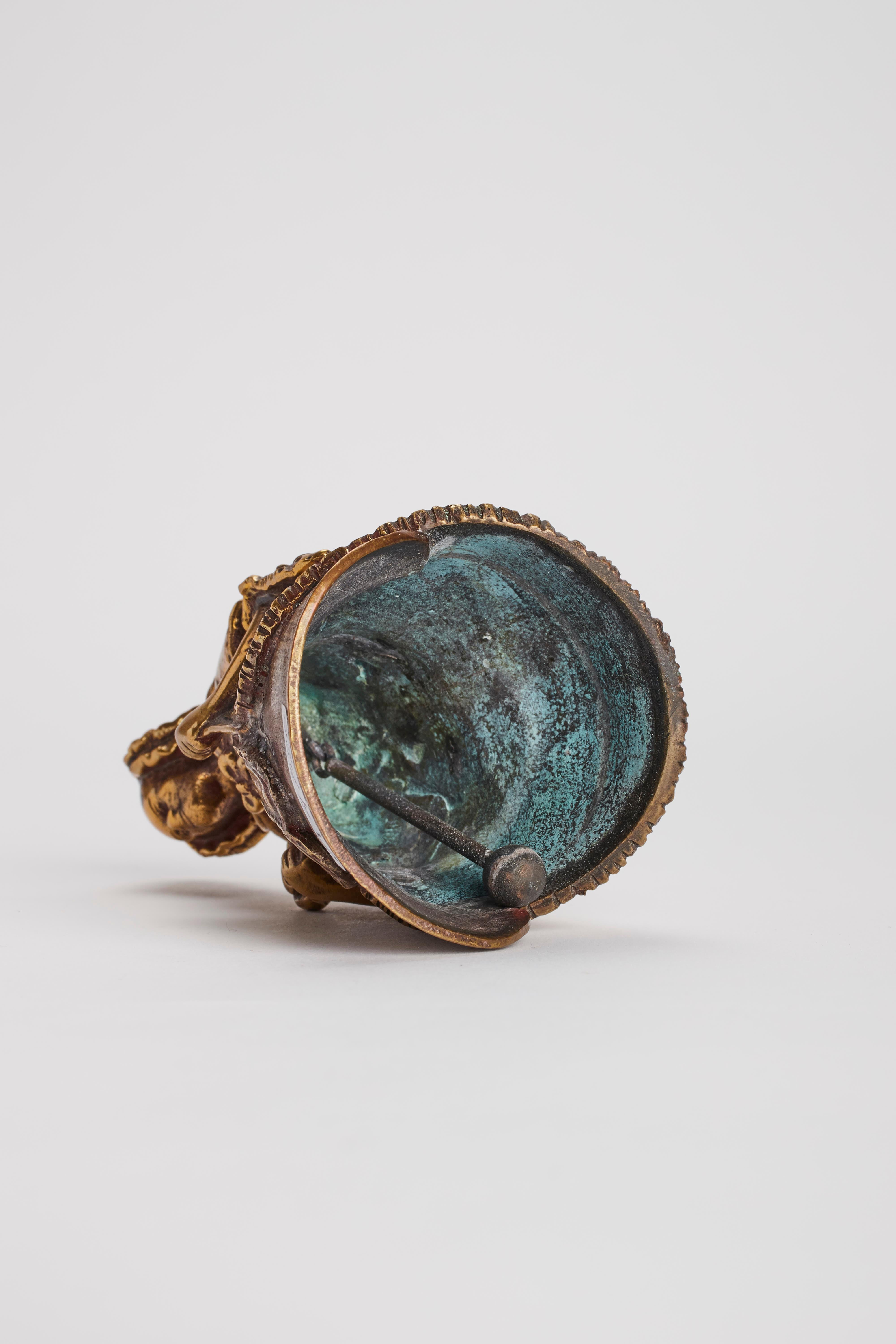 Bronzo Campana da tavolo vintage in bronzo, raffigurante una donna anziana con un cane, Londra, Regno Unito 1880. in vendita