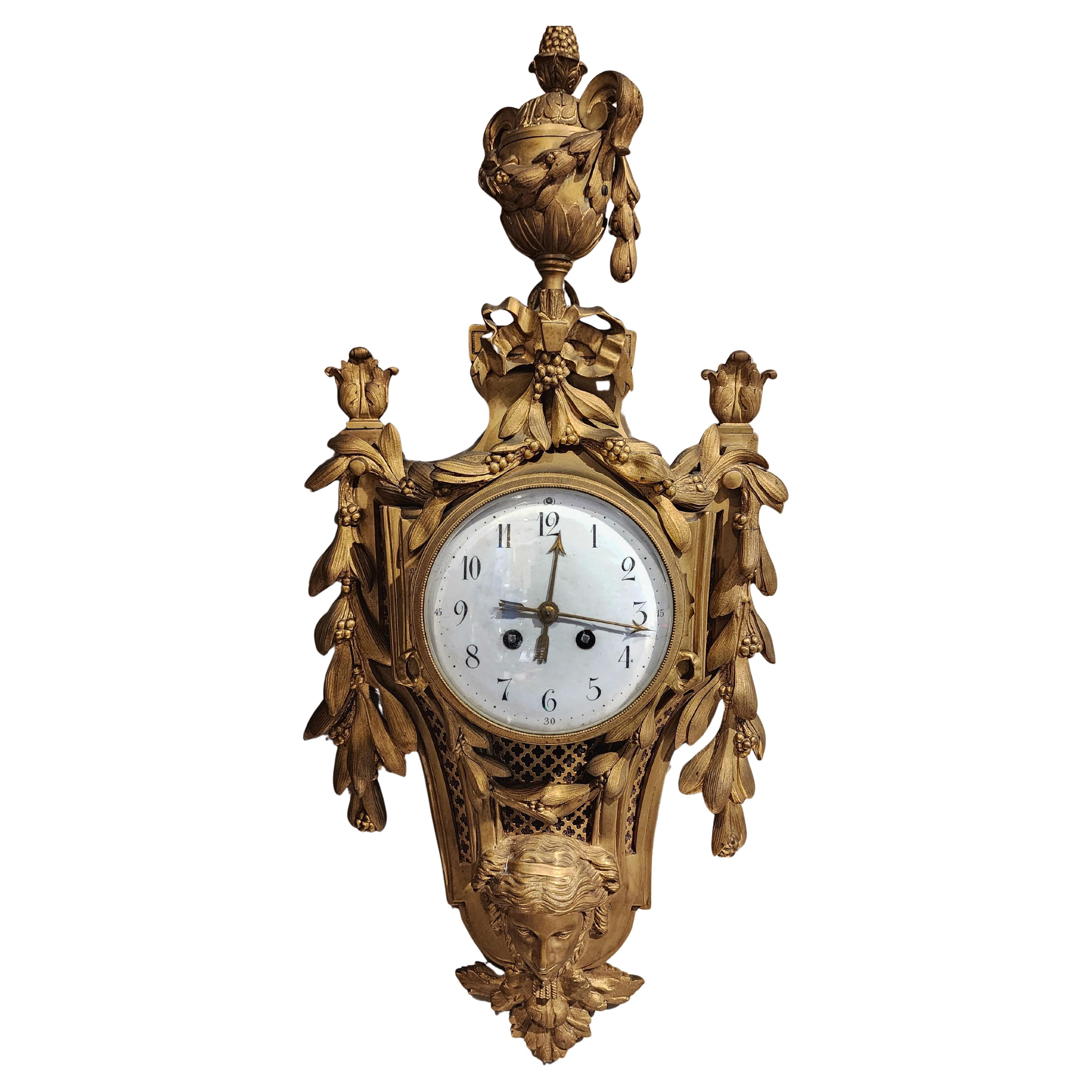 Reloj de pared de bronce, estilo Luis XVI con mascarón