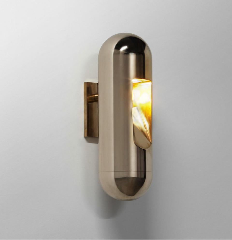 Lámpara de pared de Rick Owens,
2013
Dimensiones: L 15 x An 15 x Al 51 cm
Materiales: Bronce
Peso: 13 kg
Nota: led 230v

Disponible en acabado negro o nitrato (marrón oscuro).

Rick Owens es un diseñador de moda y mobiliario nacido en California que