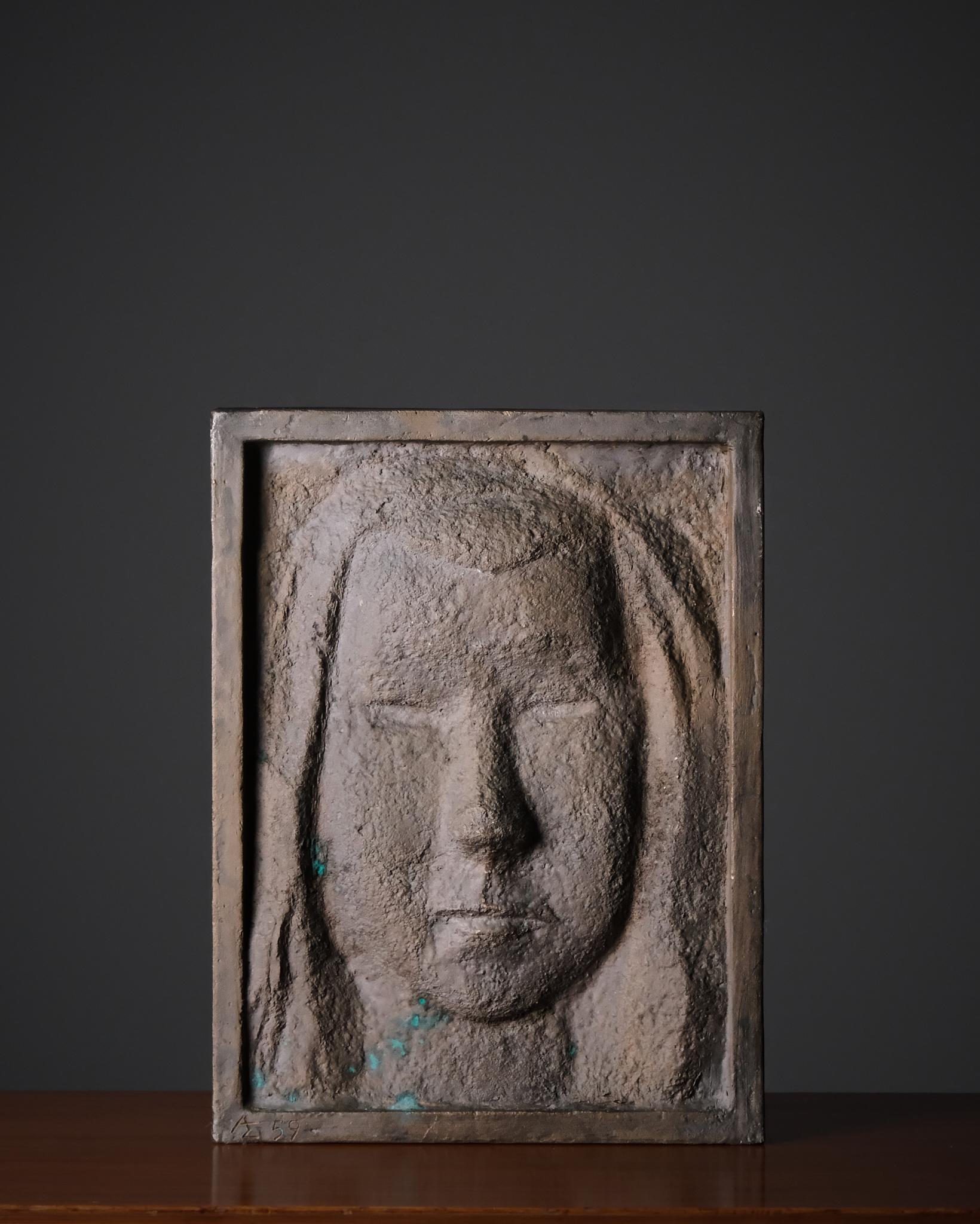 Schwedisches Wandrelief von Allan Ebeling, geschaffen 1959. Das Werk stellt die Tochter des Künstlers dar und hat einen starken schwedisch-modernen Charakter aus der Mitte des Jahrhunderts.

Gegossen in Bronze mit einer reich strukturierten