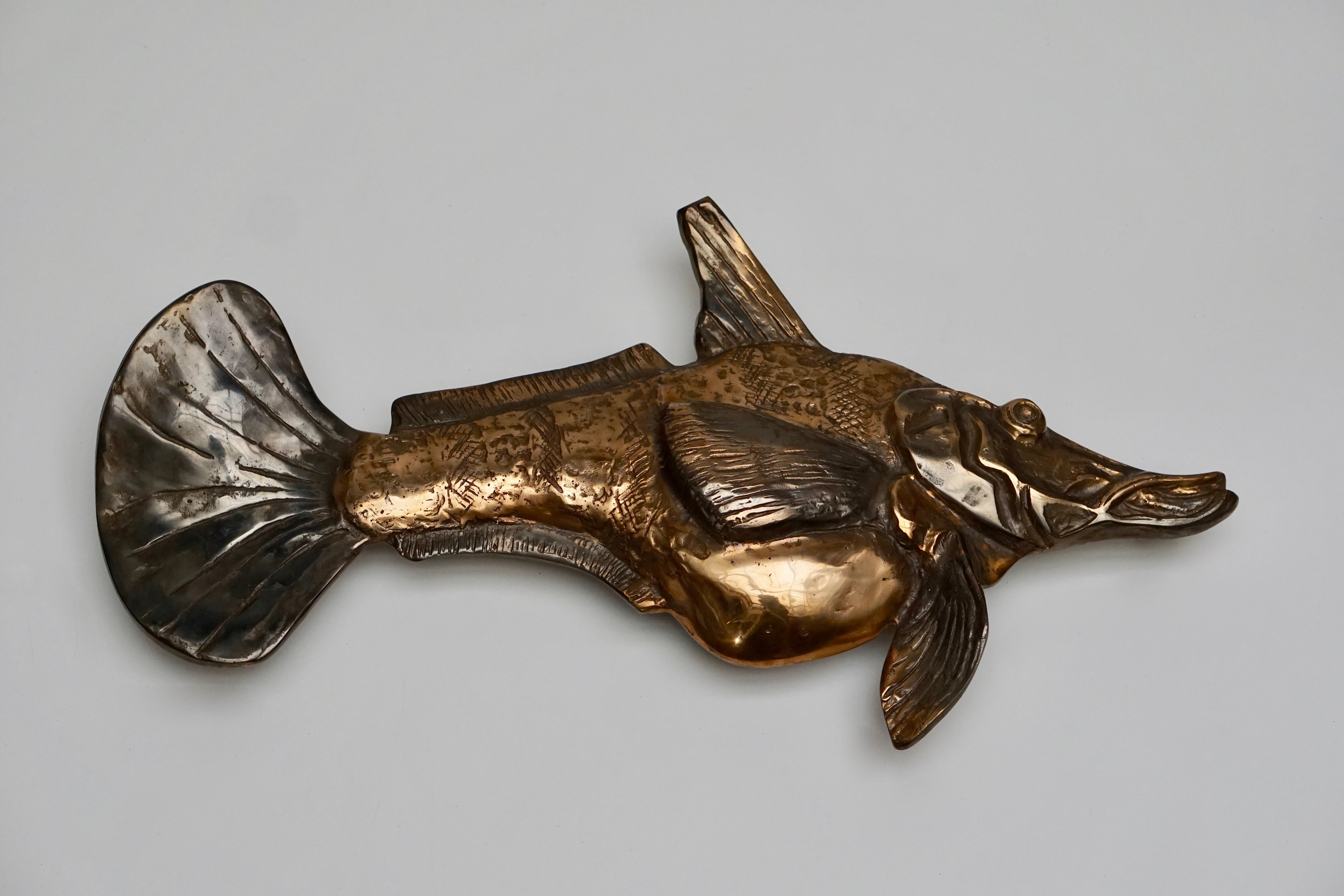 Wandleuchter-Skulptur aus Bronze in Form eines Fisches (Moderne der Mitte des Jahrhunderts) im Angebot