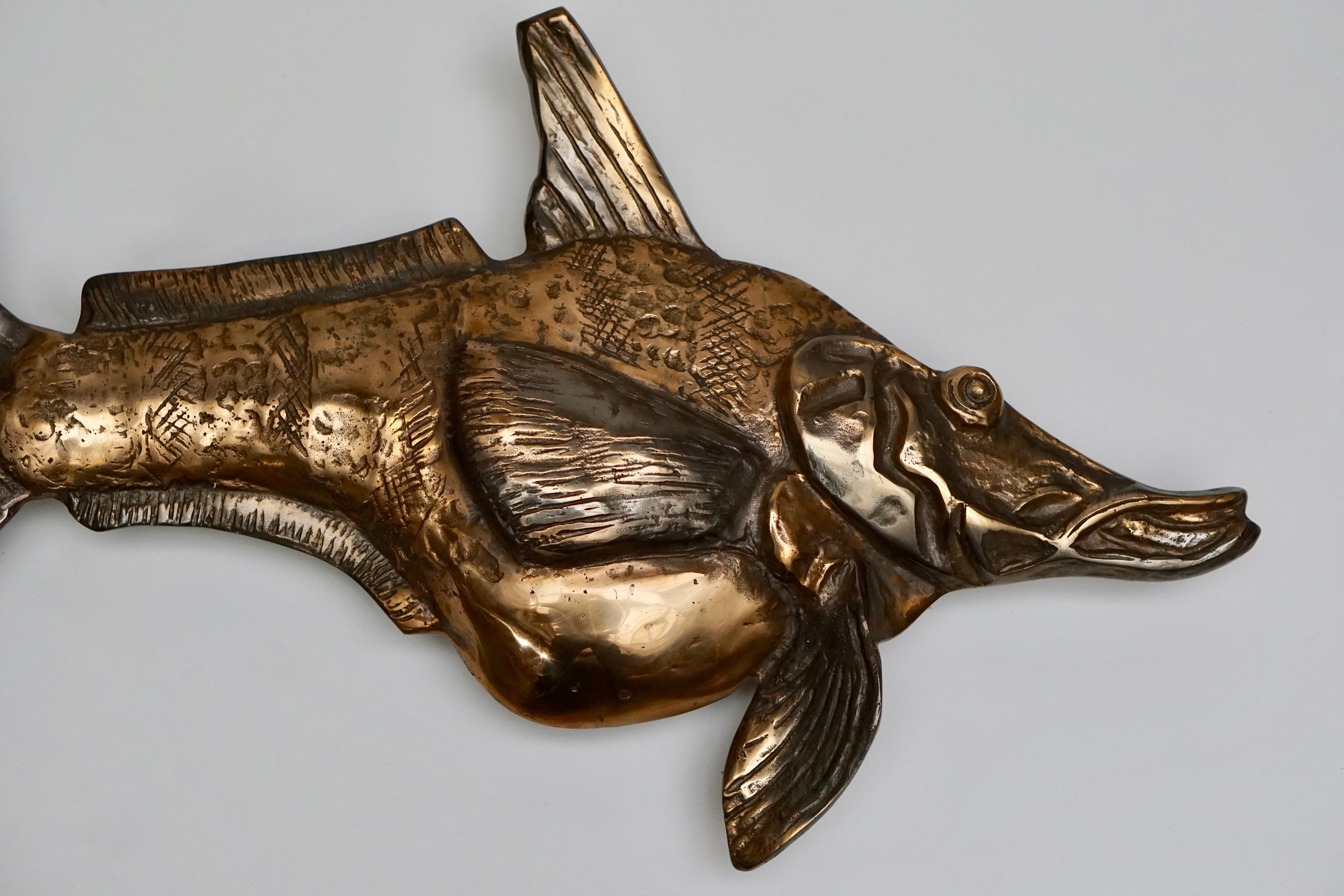 Italiano Scultura da parete in bronzo a forma di pesce in vendita