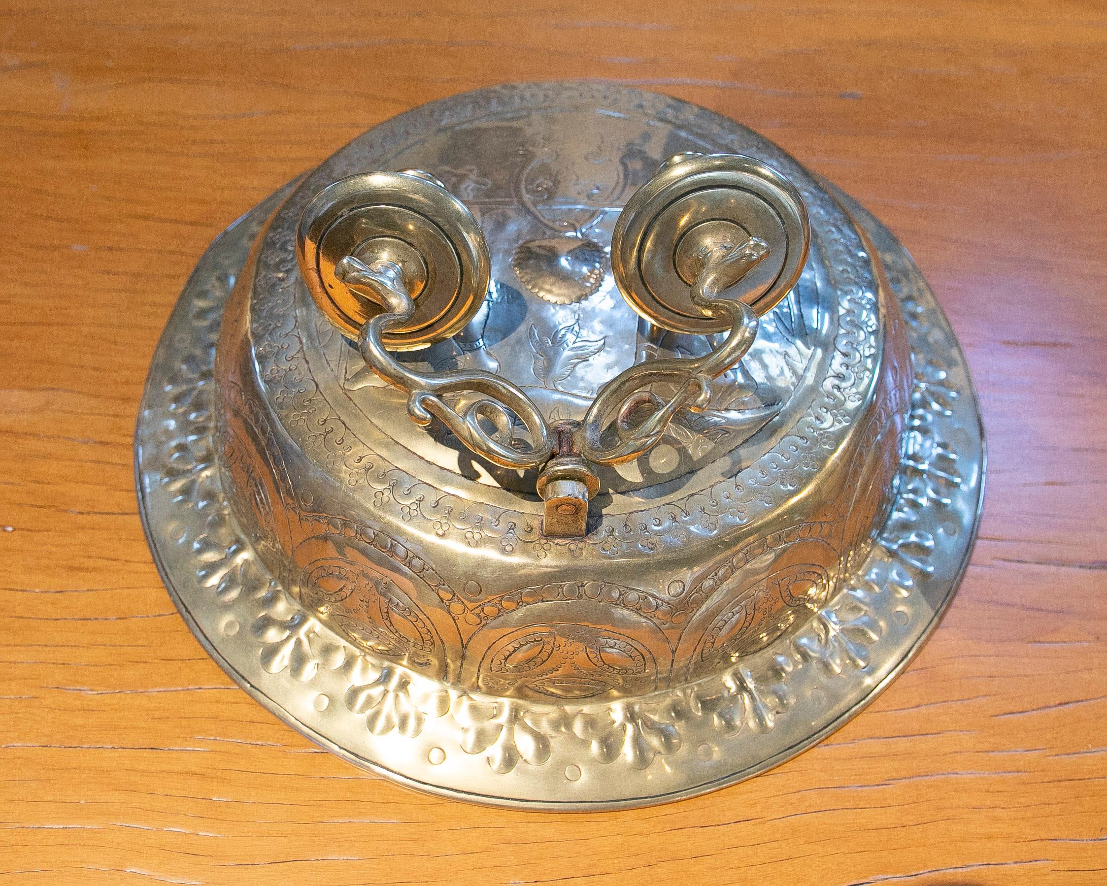 Bronze Wall Sconce with Embossing Work In Good Condition For Sale In Marbella, ES