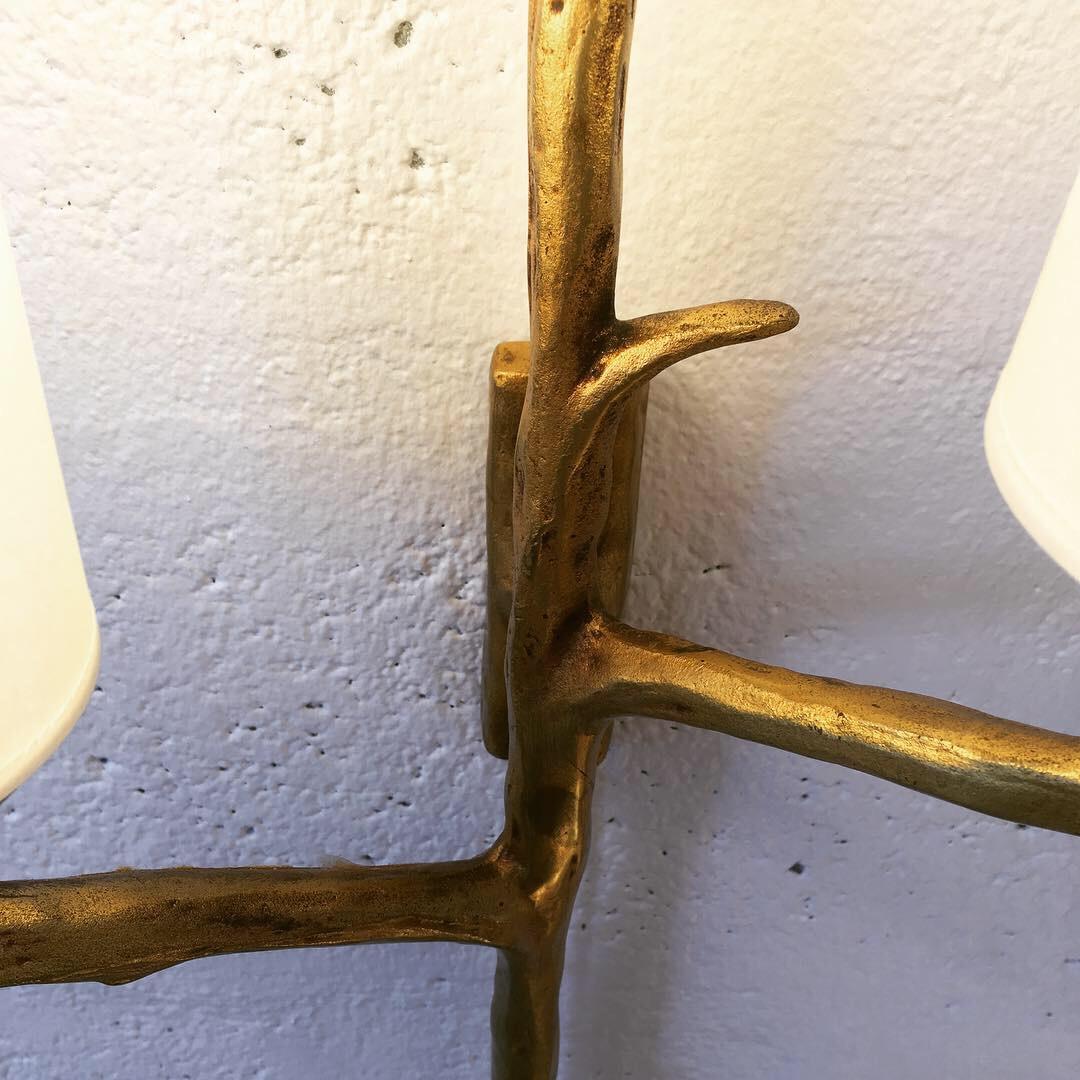 Maison Arlus, 1950s
Set of 2 bronze wall-sconces,
as tree branches. Two lighting arms.
Ivory paper shades.
H.56 x w.10 x d.20 cm.