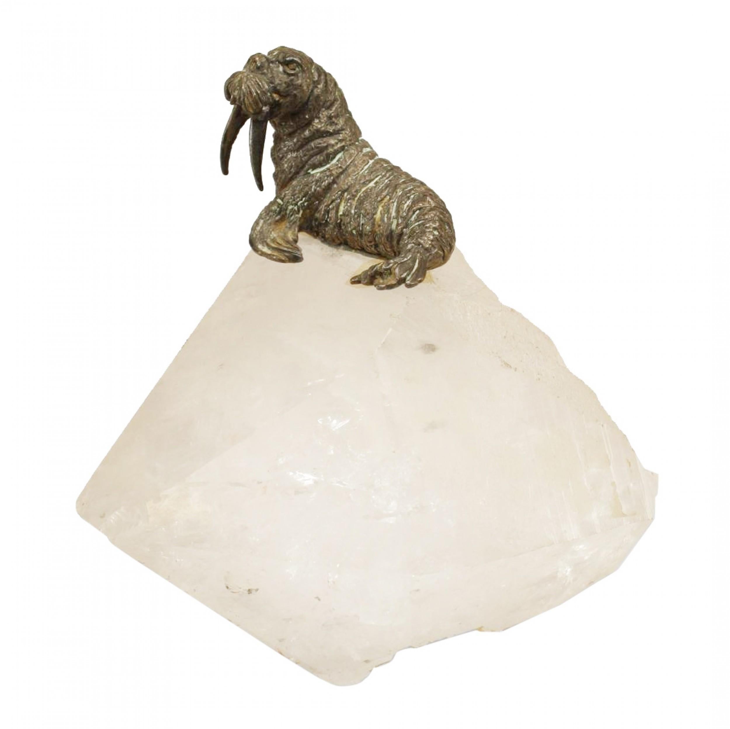 Piccolo tricheco inglese vittoriano in bronzo appollaiato su un iceberg di cristallo di rocca
