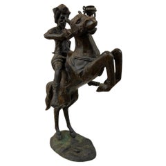Statue en bronze d'un guerrier ou d'un cavalier monté sur un cheval cabré tenant une torche