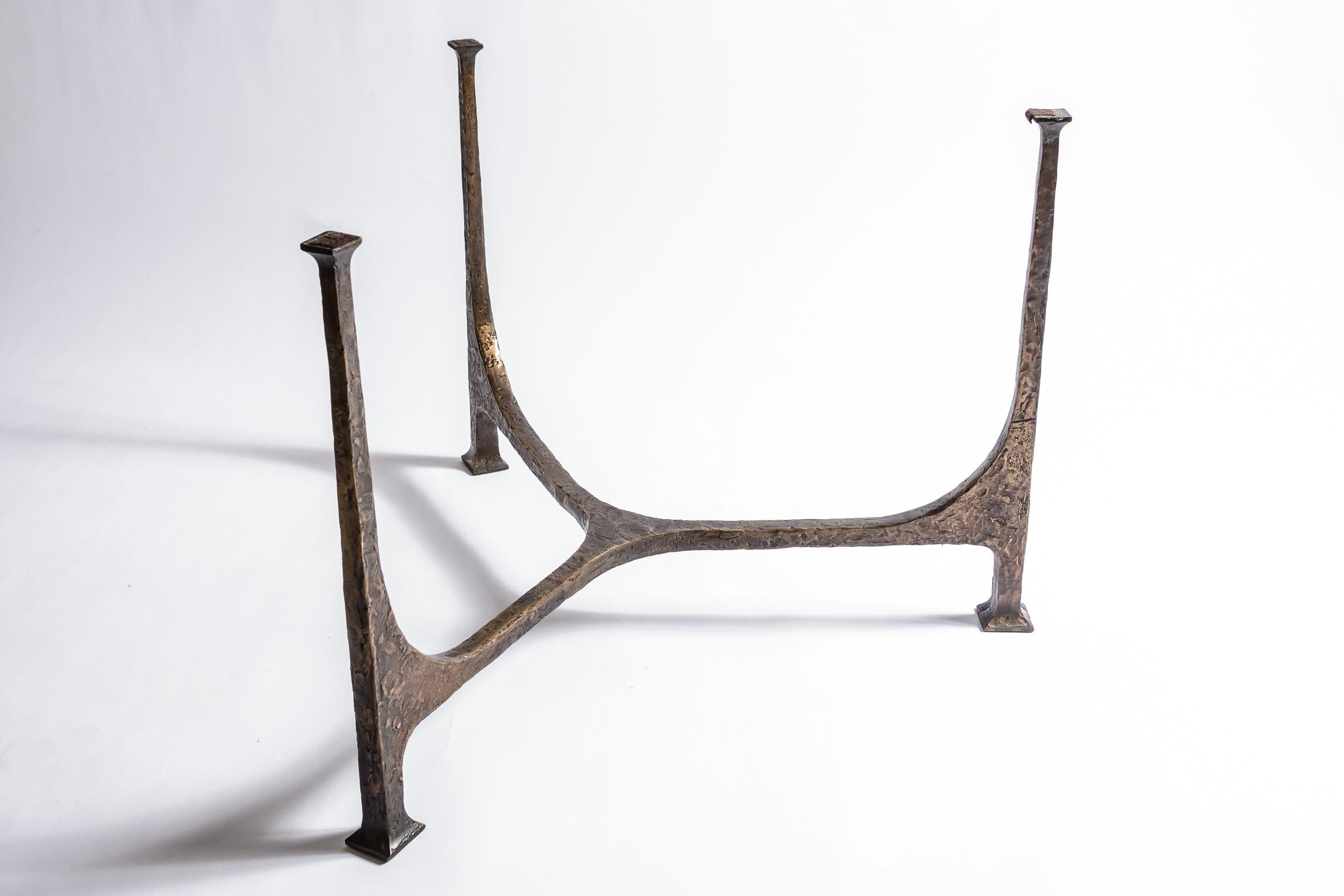 Français Table à trois pieds en fonte de cire de bronze en vente