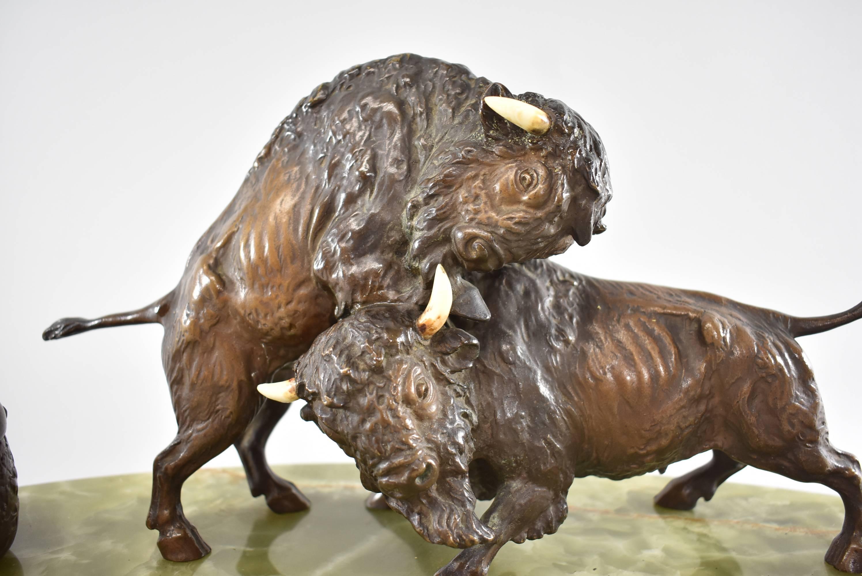 Tintenfass mit Western-Motiv „Fighting Buffalo“ aus Bronze mit Grünem Sockel aus Onyx (Arts and Crafts) im Angebot