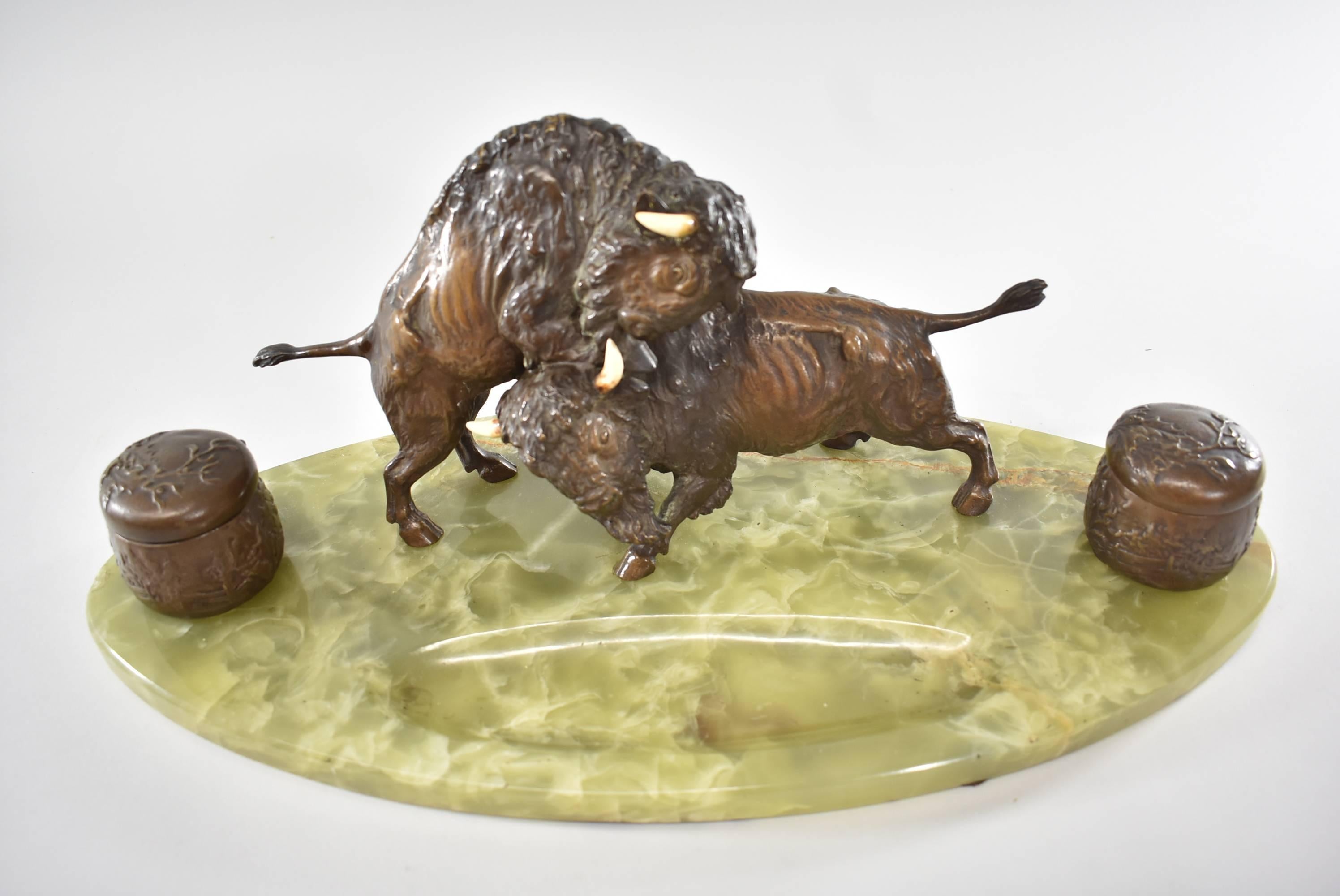 Tintenfass mit Western-Motiv „Fighting Buffalo“ aus Bronze mit Grünem Sockel aus Onyx (Gegossen) im Angebot