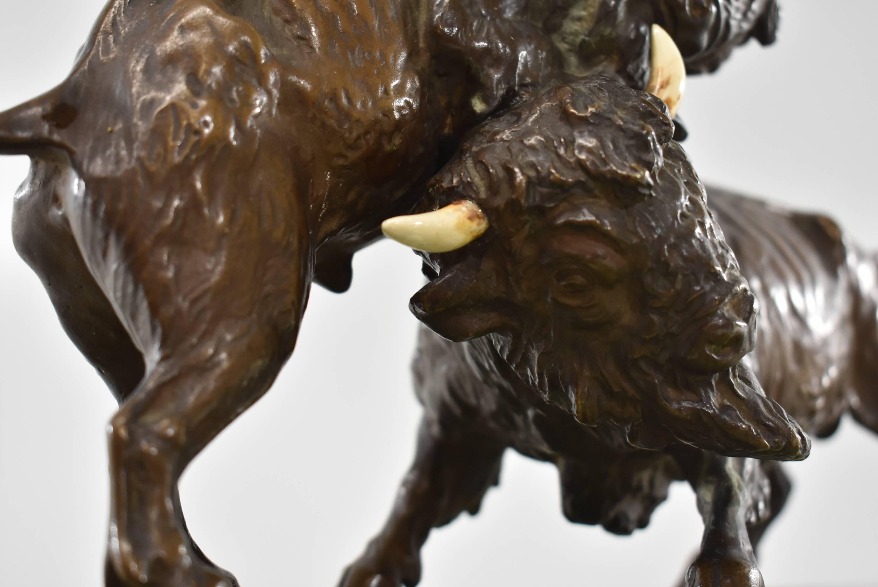 Tintenfass mit Western-Motiv „Fighting Buffalo“ aus Bronze mit Grünem Sockel aus Onyx im Angebot 1