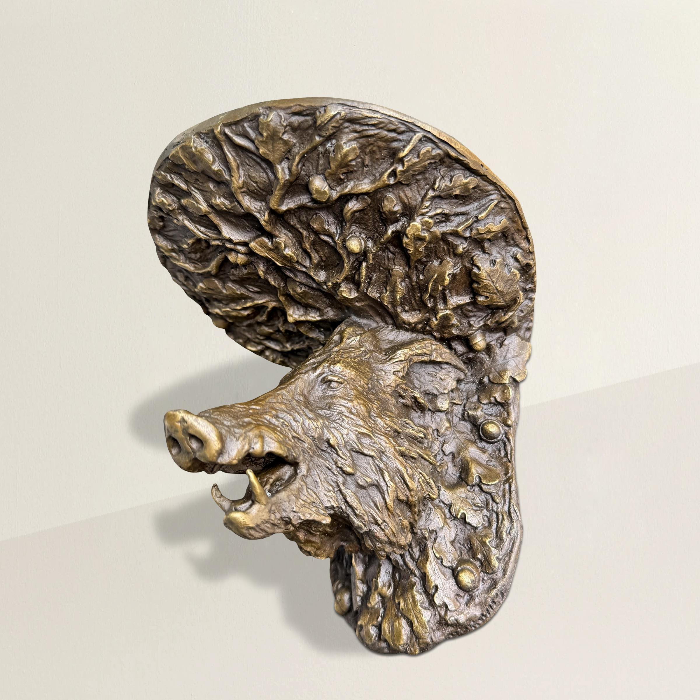 Audace e piena di carattere, questa staffa da parete in bronzo fuso ha la forma di una testa di cinghiale, con la bocca aperta che rivela una serie completa di denti. Feroce e impavido, il cinghiale sporge da una piastra posteriore ricca di dettagli