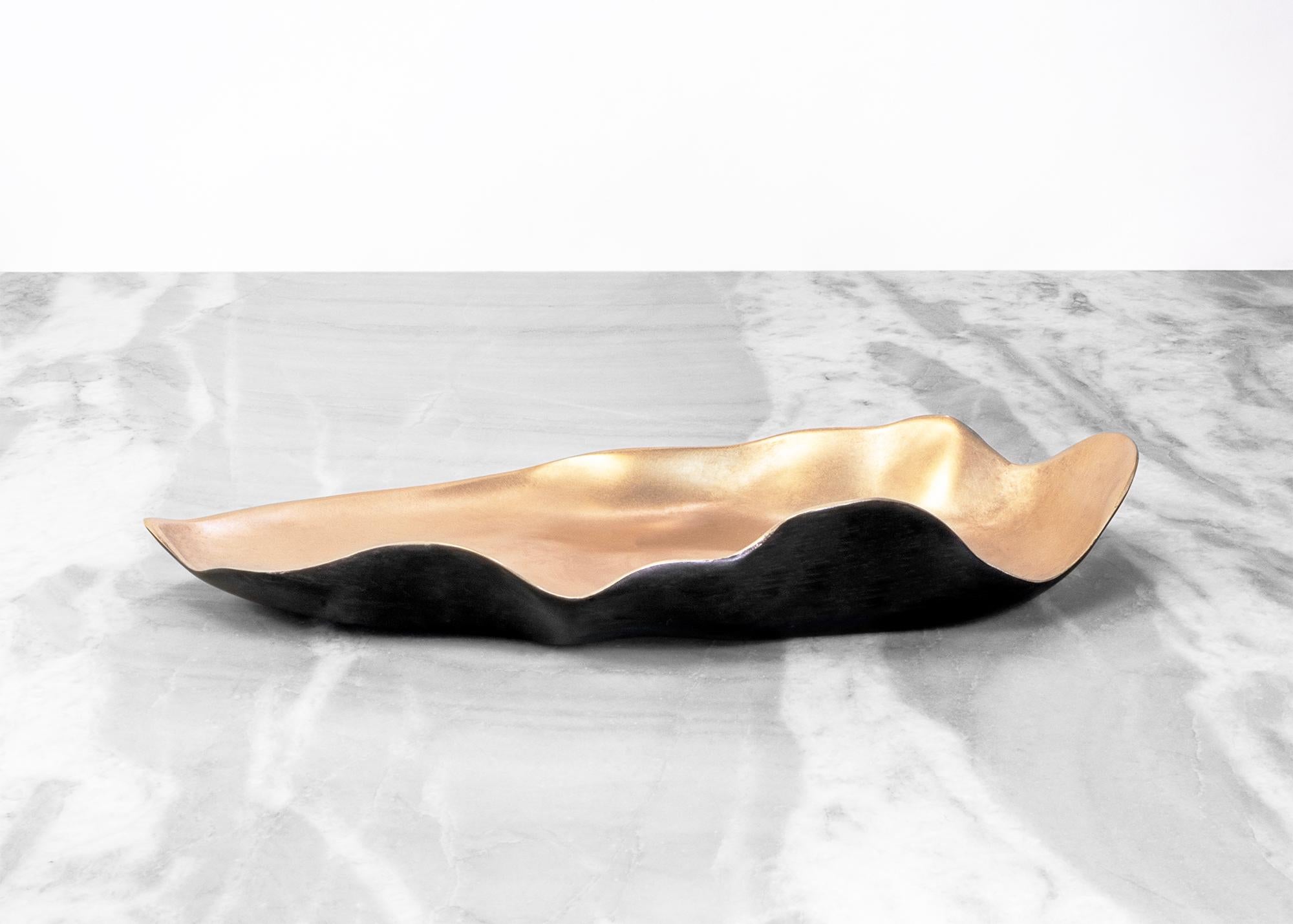 Mini-plat à feuilles en bronze par Kim Nikolaev - Sculptural Design, Handcrafted in Arizona

Le Bronze Mini Leaf Platter de l'artiste Kim Nikolaev est une pièce de service sculpturale qui fusionne l'art et la fonction dans une forme compacte.