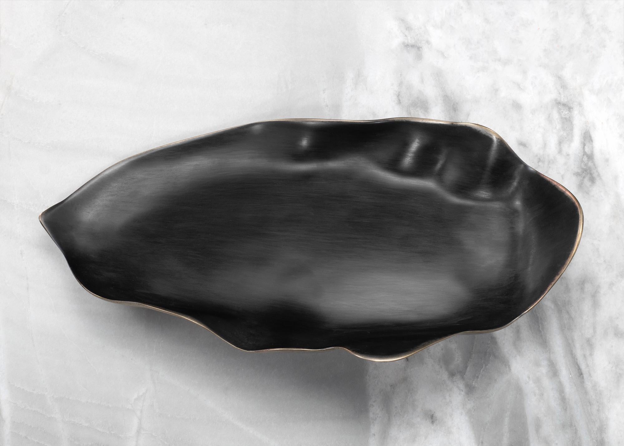 Mini-Blatt-Teller aus Bronze von Kim Nikolaev  Skulpturales Design, handgefertigt in Arizona

Die Bronze Mini Leaf Platter des Künstlers Kim Nikolaev ist ein skulpturales Servierstück, das Kunst und Funktion in einer kompakten Form vereint. Diese in