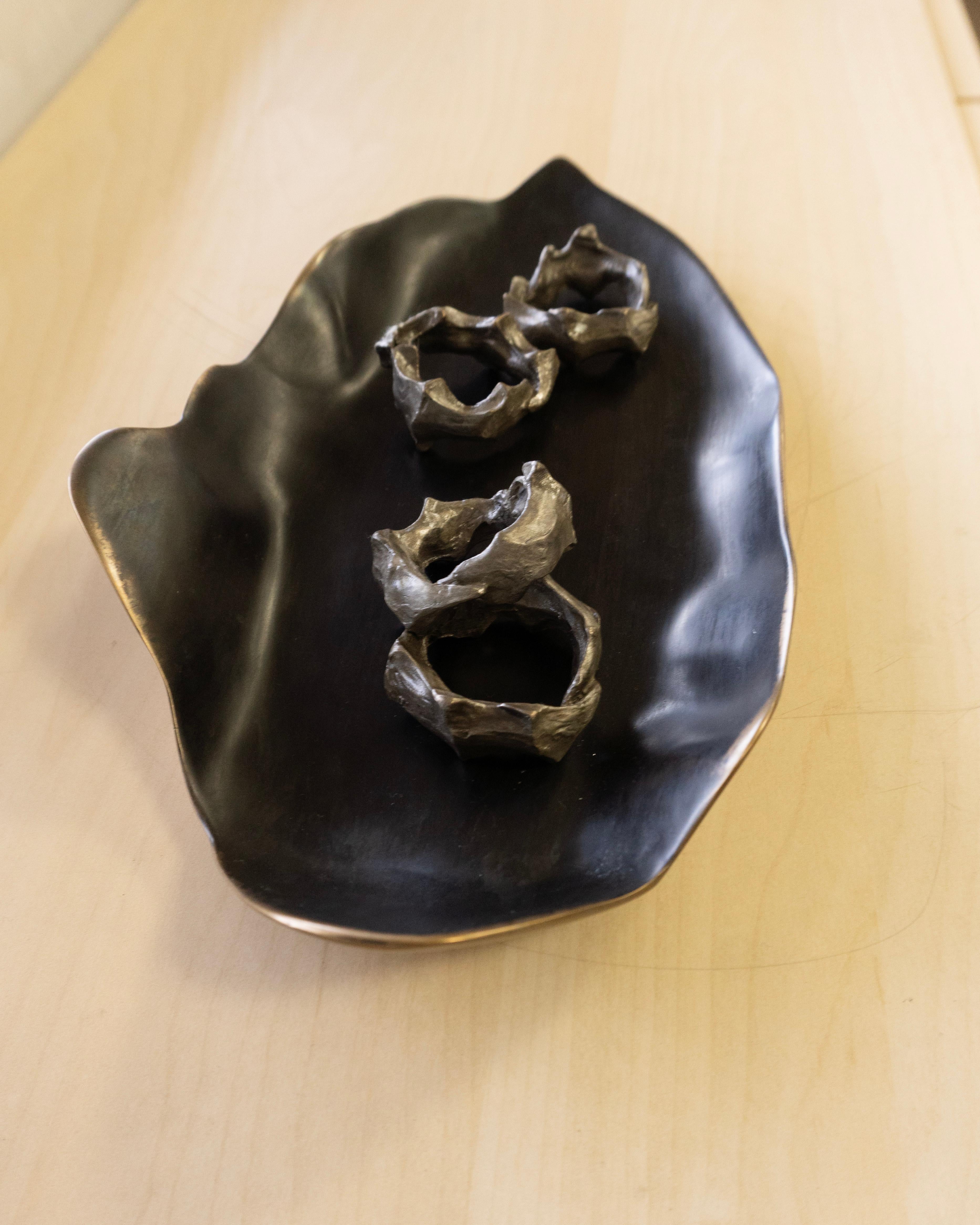 Bronze mit schwarzer Patina Mini Organic Leaf Platter (Organische Moderne) im Angebot