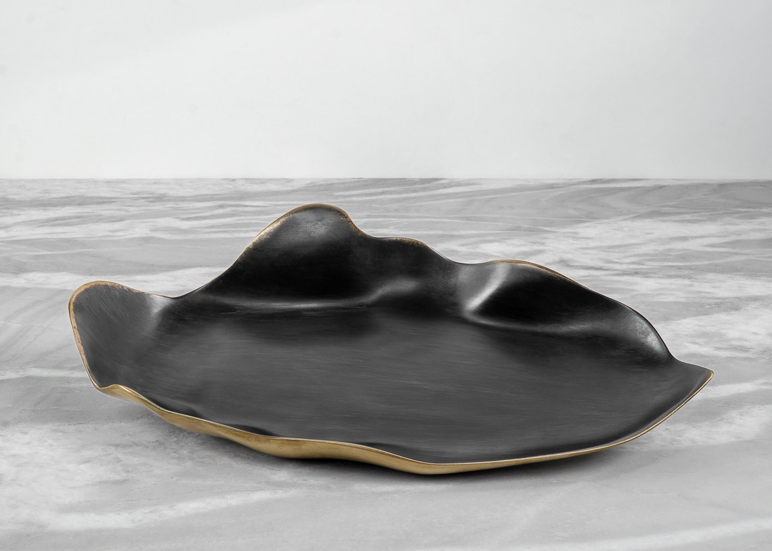 Bronze mit schwarzer Patina Mini Organic Leaf Platter (Gegossen) im Angebot