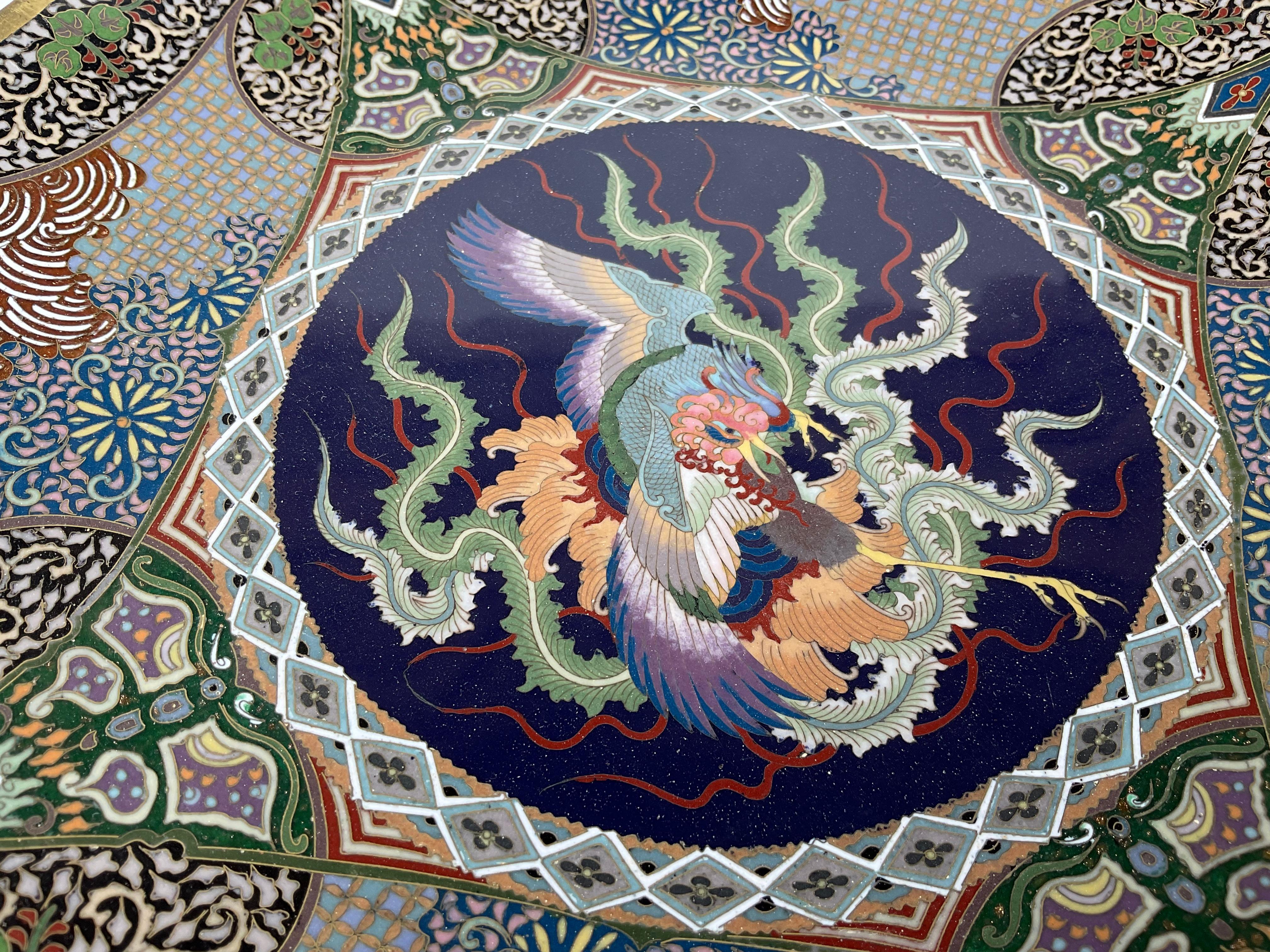 Charger en bronze et cloisonné chinois avec un dragon très détaillé aux couleurs vibrantes. Un travail d'orfèvre.