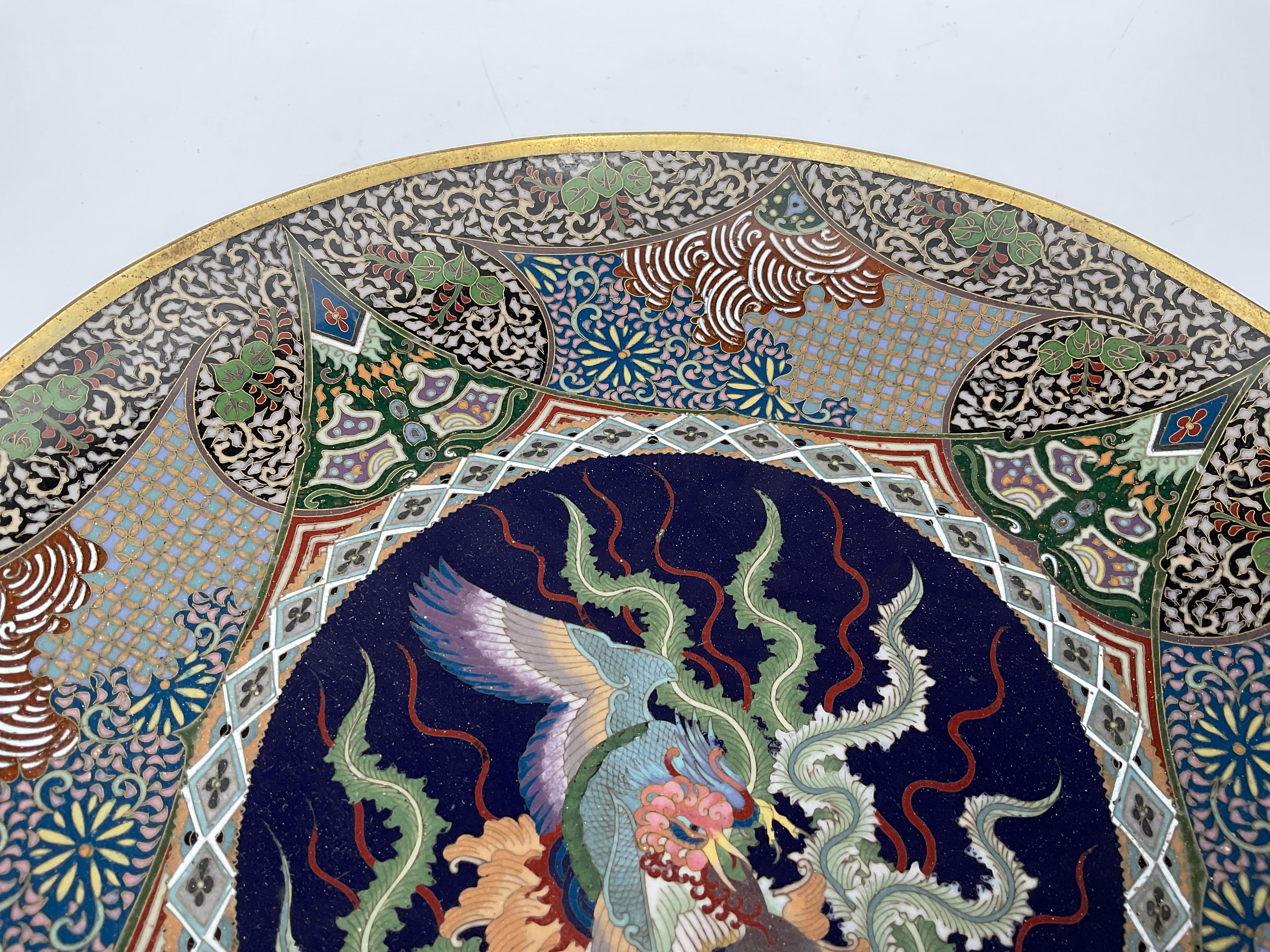 Chinois Chargeur en bronze et cloisonné avec dragon chinois très détaillé aux couleurs vibrantes en vente