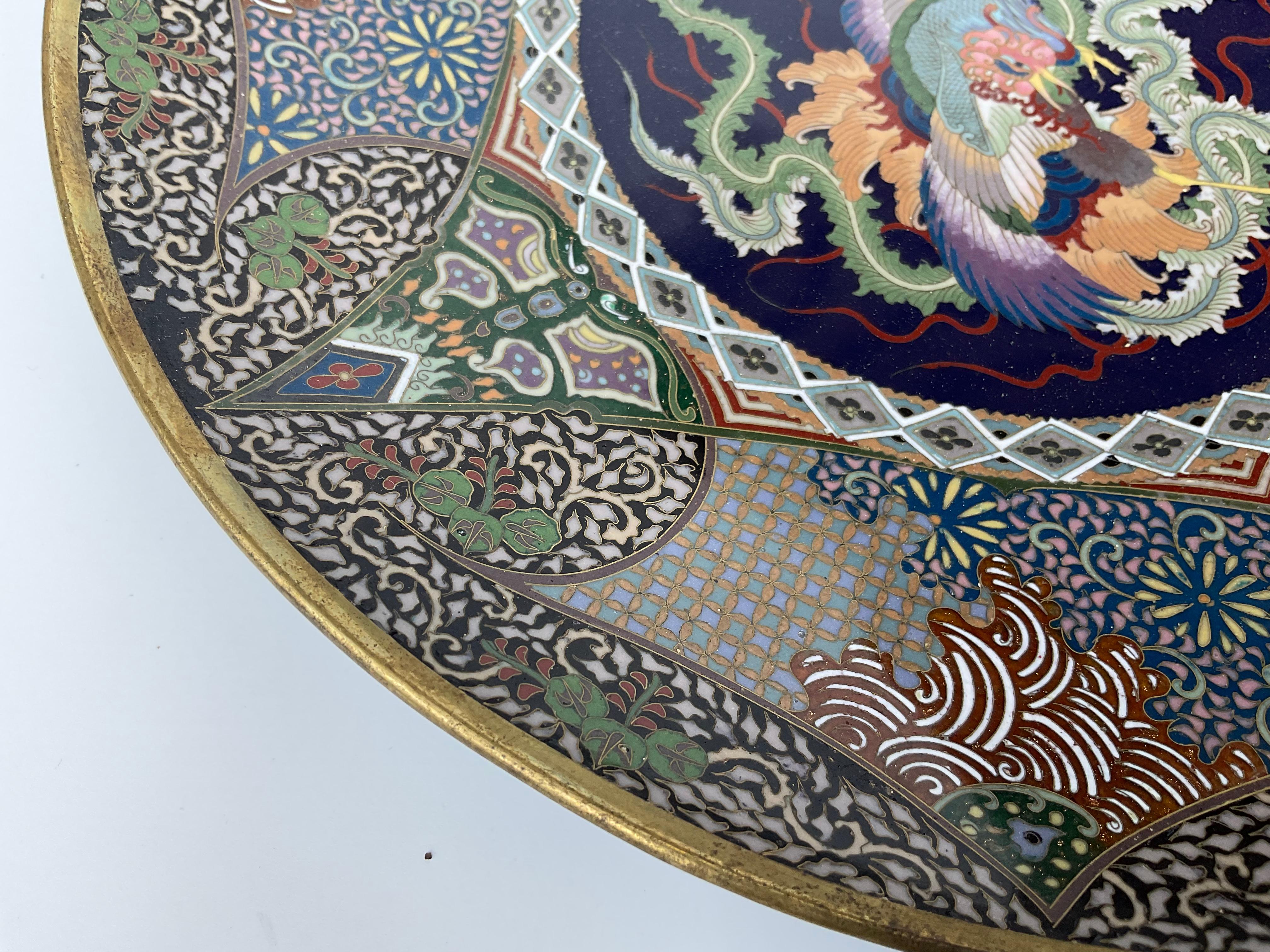Chargeur en bronze et cloisonné avec dragon chinois très détaillé aux couleurs vibrantes Bon état - En vente à Ann Arbor, MI