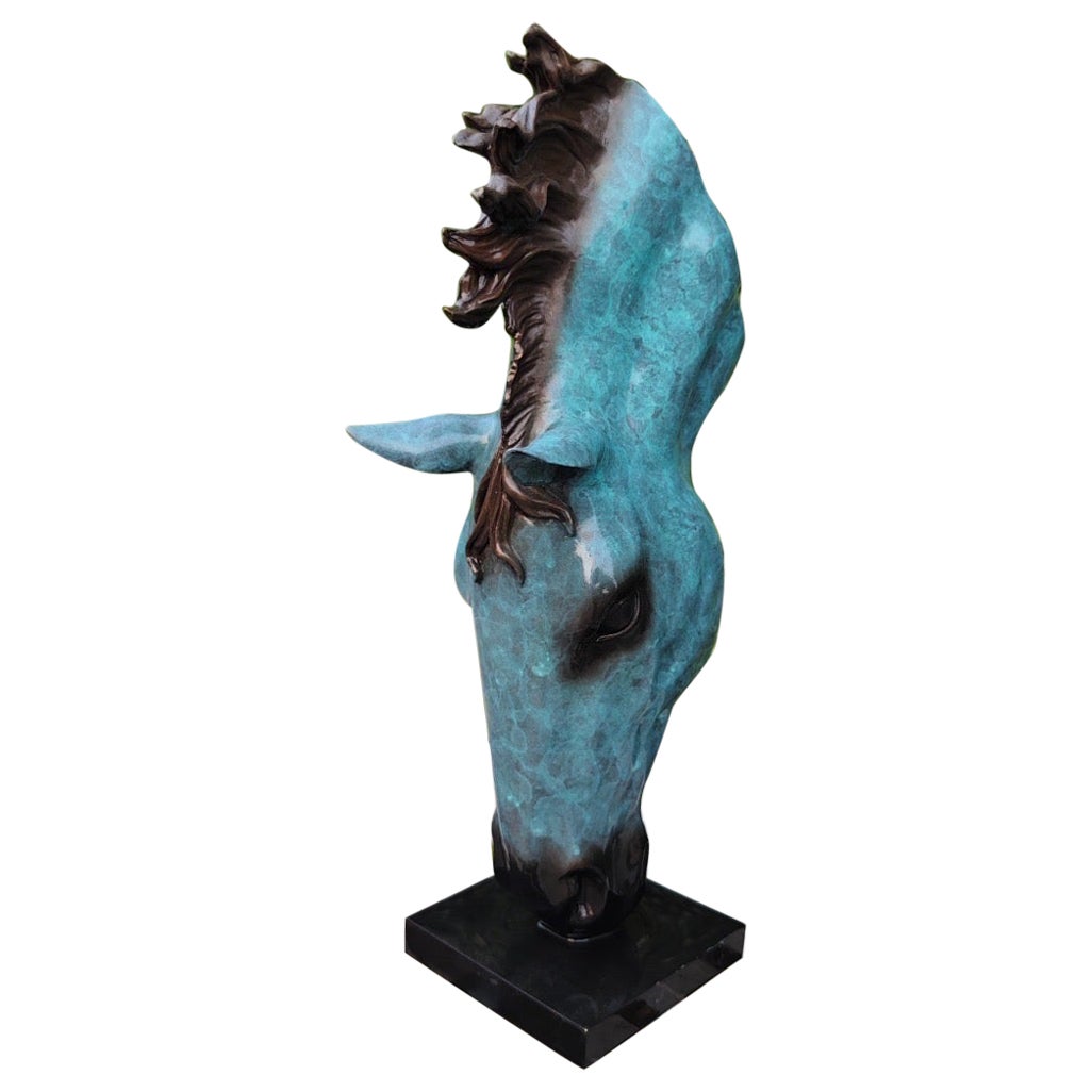 Sculpture en bronze à tête de cheval patinée, 20e siècle