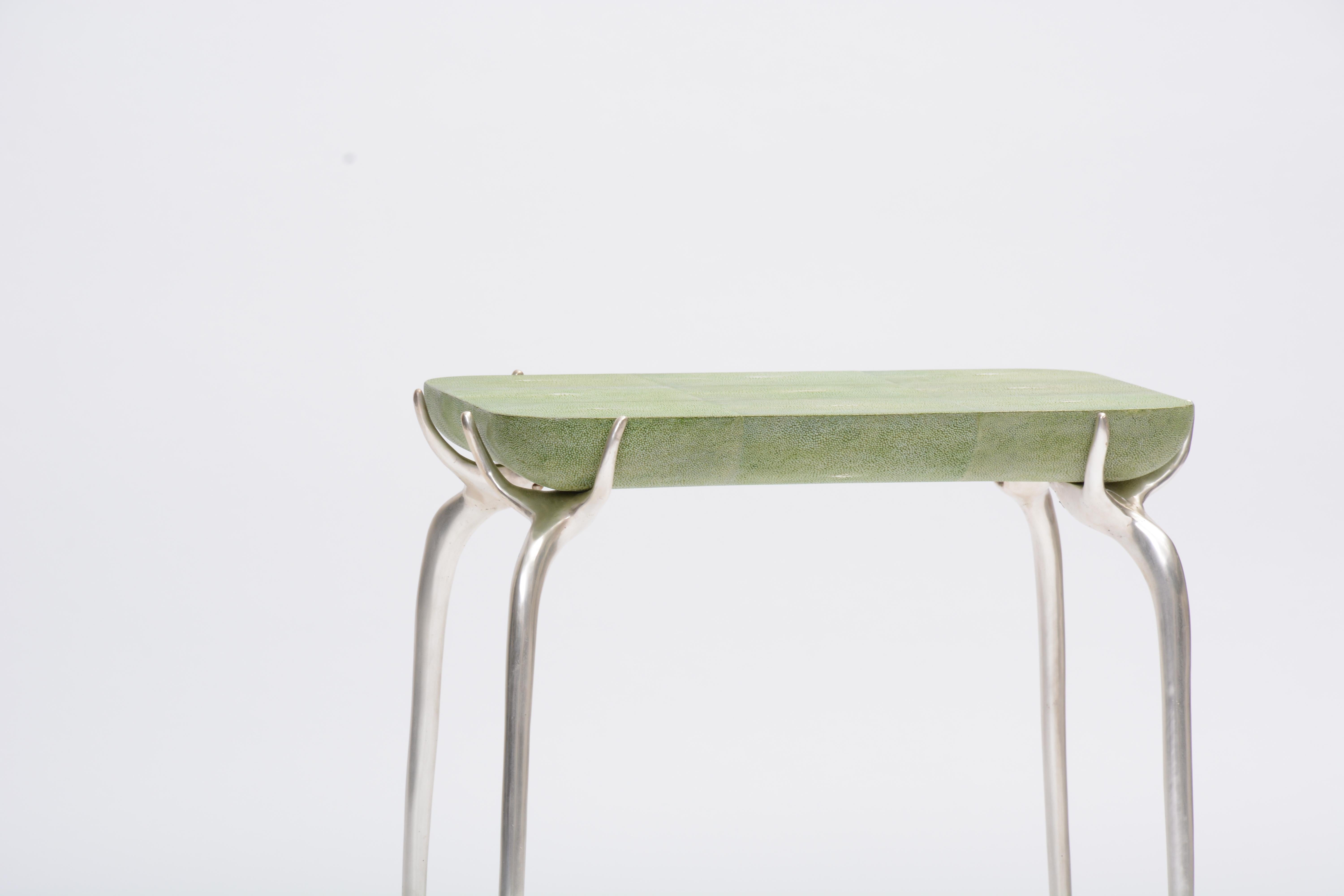 Moderne Table d'appoint Bijoux en bronze, feuille d'argent et galuchat vert par Elan Atelier