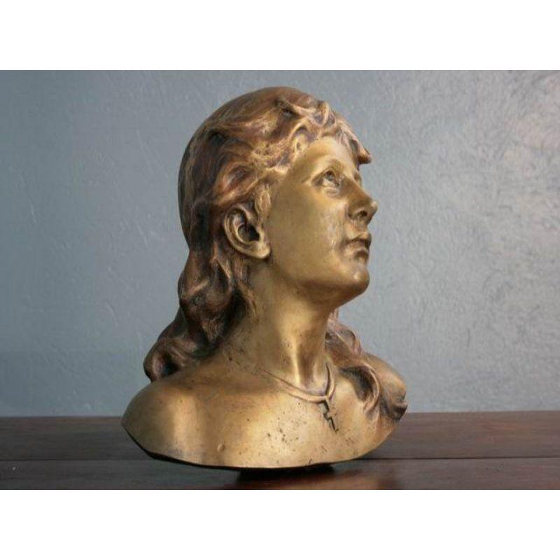 Tête de femme en bronze à patine dorée, 36 cm de haut, 37 cm de large et 16 cm de profondeur. Non signée.

Informations complémentaires :
Matériau : Bronze.