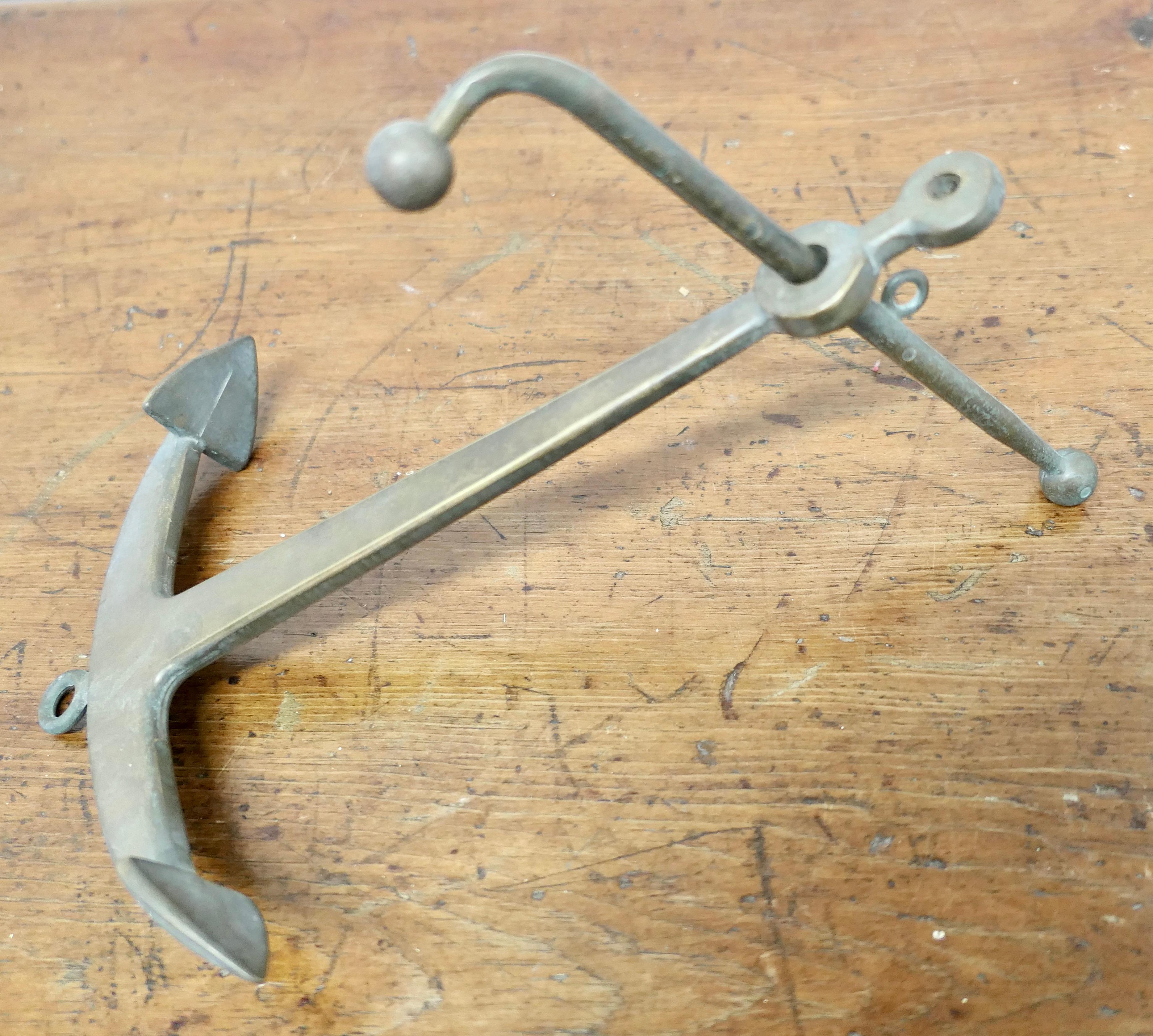 Début du 20ème siècle Ancre de yacht en bronze, ornement de bureau    Il s'agit d'une belle pièce miniature fonctionnelle en vente