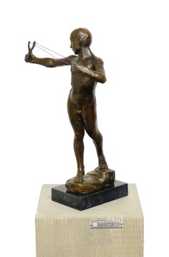 Scultura in bronzo di un giovane uomo