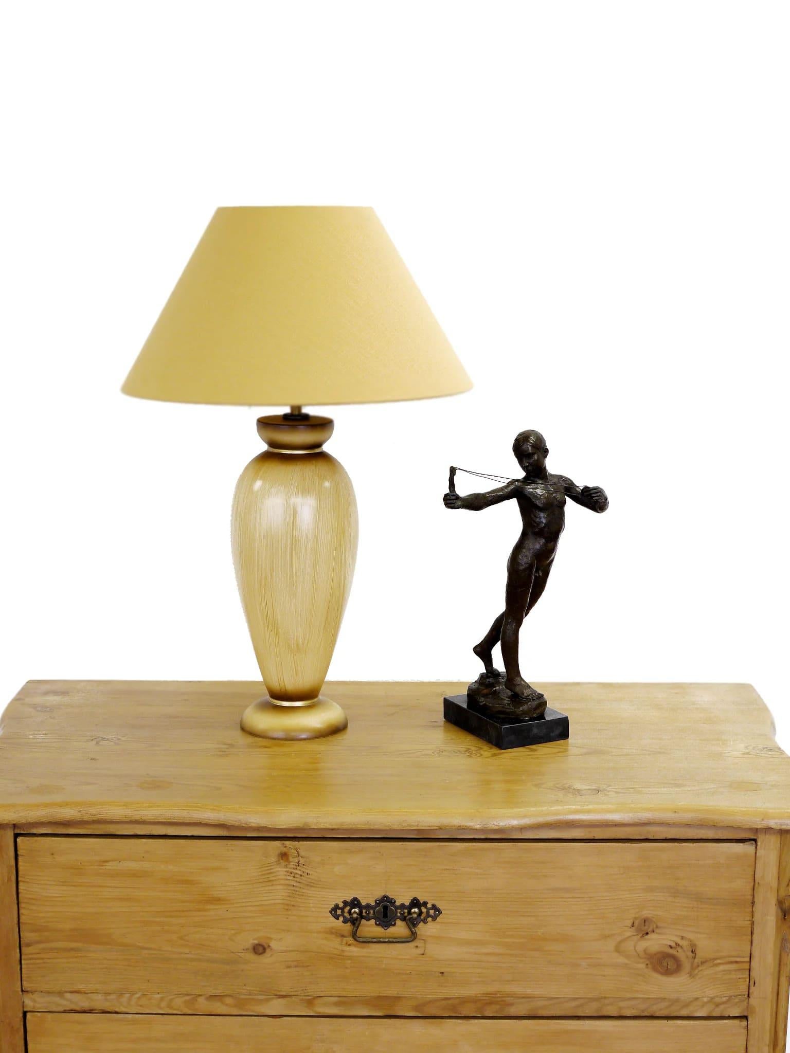 Patinato Scultura in bronzo di un giovane uomo in vendita