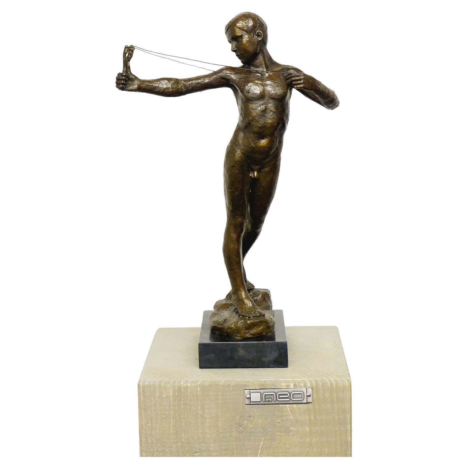 Scultura in bronzo di un giovane uomo in vendita