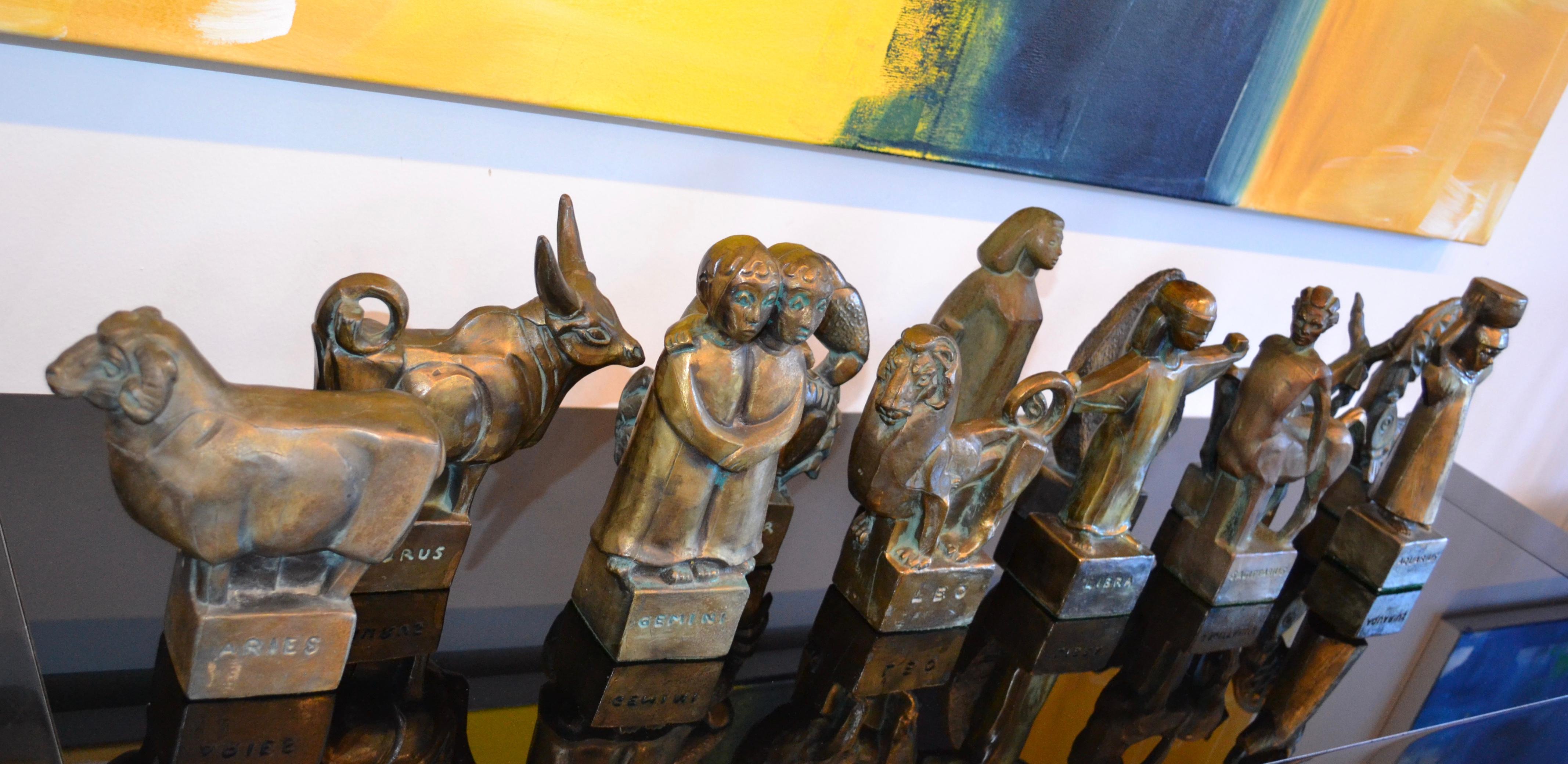 Très rare ensemble de 12 sculptures brutalistes en bronze coulé de signes astrologiques par Fred Press. Chaque signe du Zodiac représenté, belle ancienneté et patine. 

Au début des années 1950, M. Press s'est installé à New York et, pendant les