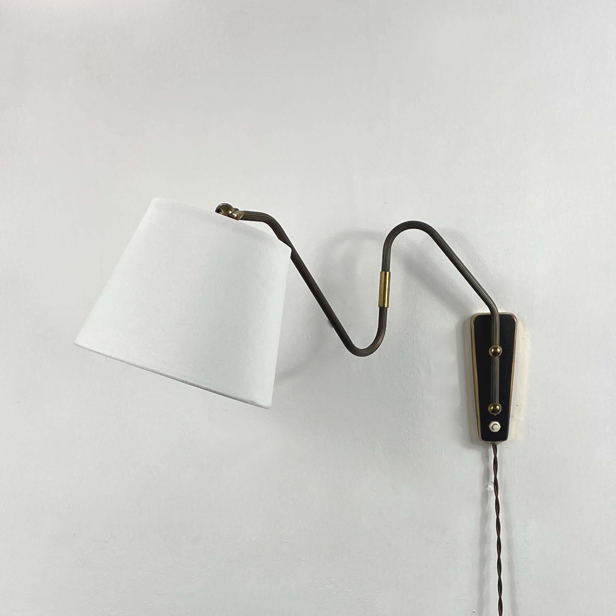 Este inusual aplique de pared minimalista de mediados de siglo, regulable y articulable, fue diseñado y fabricado en Alemania por COSACK Leuchten en la década de 1950.

La lámpara presenta un brazo articulado de latón envejecido naturalmente con