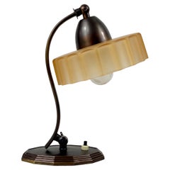 Lampada da tavolo in ottone bronzato e vetro avana, Svezia, anni '20
