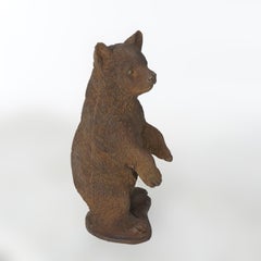 Statue de jardin en pierre dure moulée et bronze représentant un cube d'ours sur pied