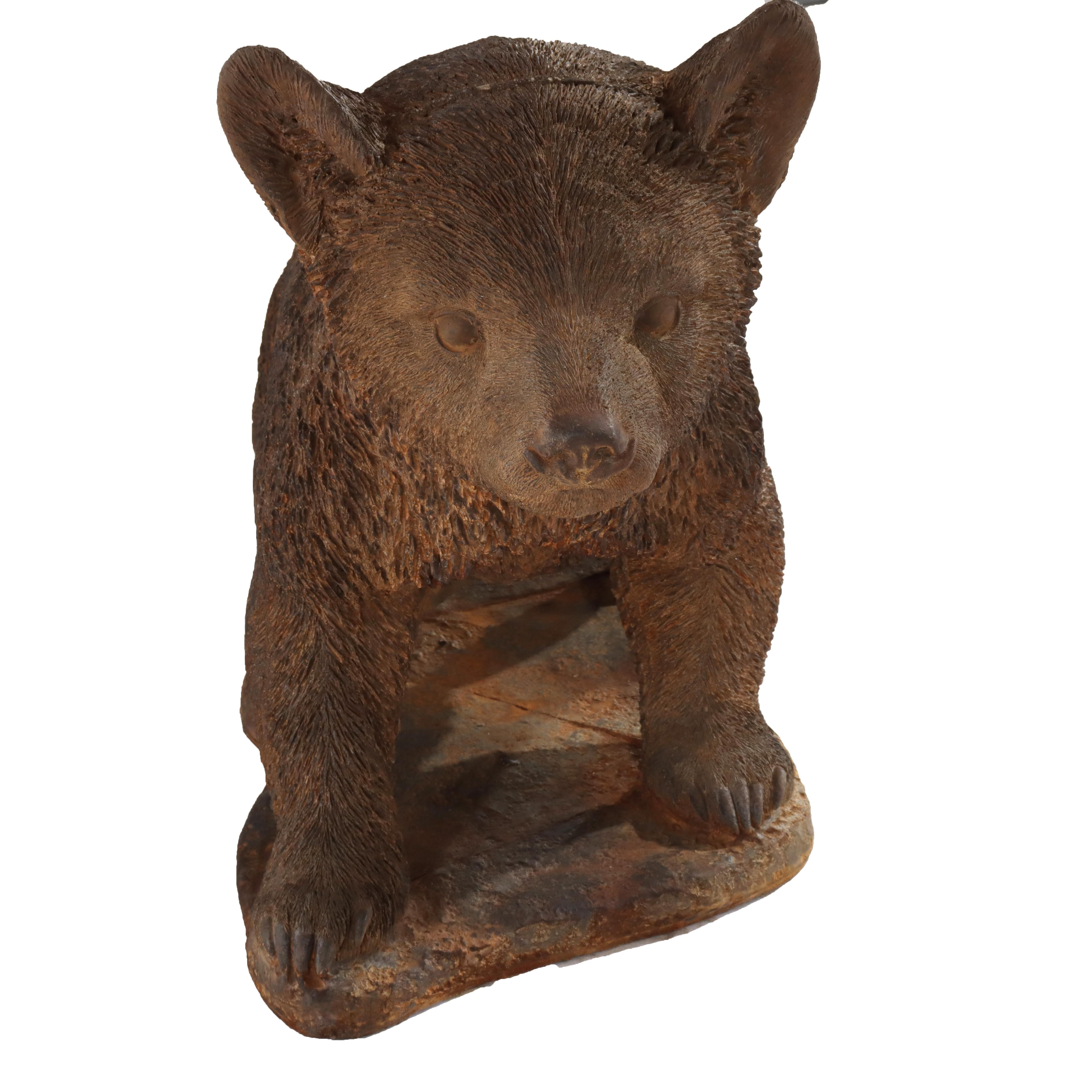 Scultura da giardino a forma di cucciolo d'orso in pietra fusa bronzata del XX secolo In condizioni buone in vendita a Big Flats, NY